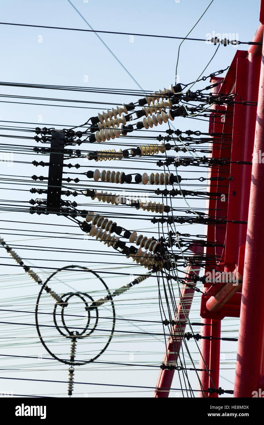 Les fils de communication mènent à la station de commutation de l'émetteur radio tower Banque D'Images