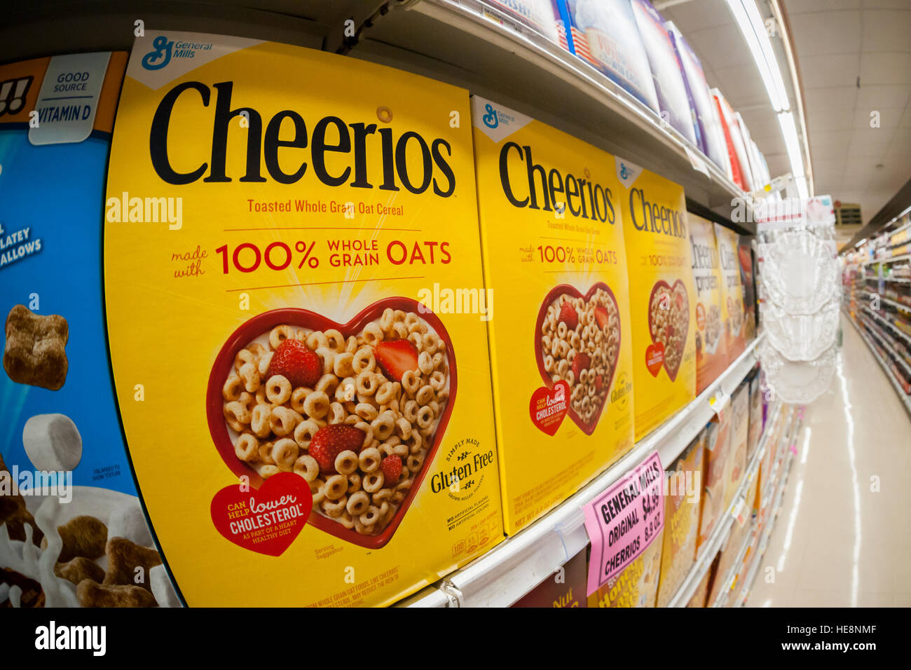 Boites De General Mills Cheerios Cereales Petit Dejeuner Sur Les Rayons Des Supermarches A New York Vendredi 16 Decembre 16 General Mills Est De Faire Rapport Sur Ses Resultats Du Deuxieme Trimestre