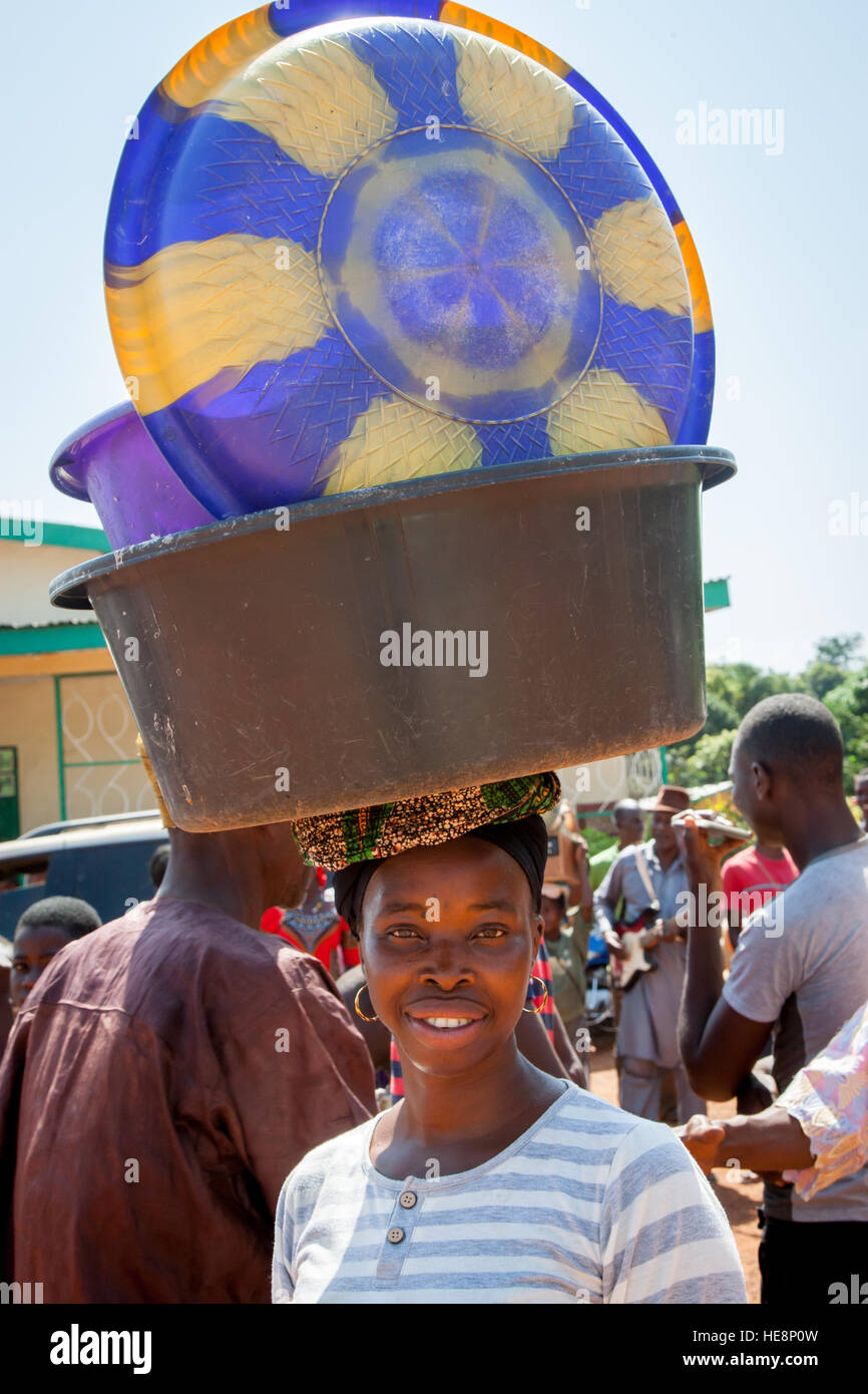 Danseuse africaine avec des musiciens à Kabala, Sierra Leone Banque D'Images