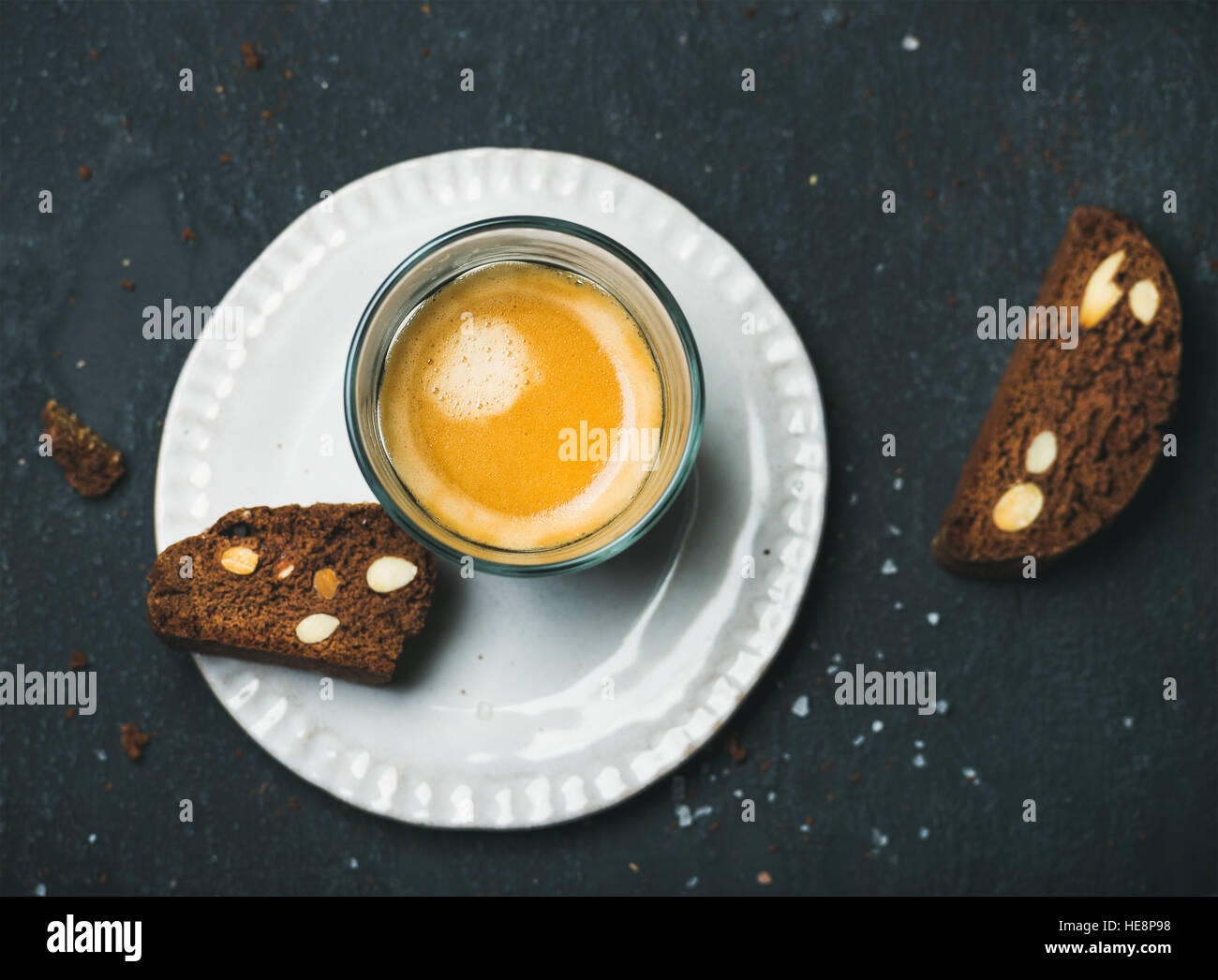 Verre de café espresso avec du chocolat et du sel de mer biscottii Photo  Stock - Alamy