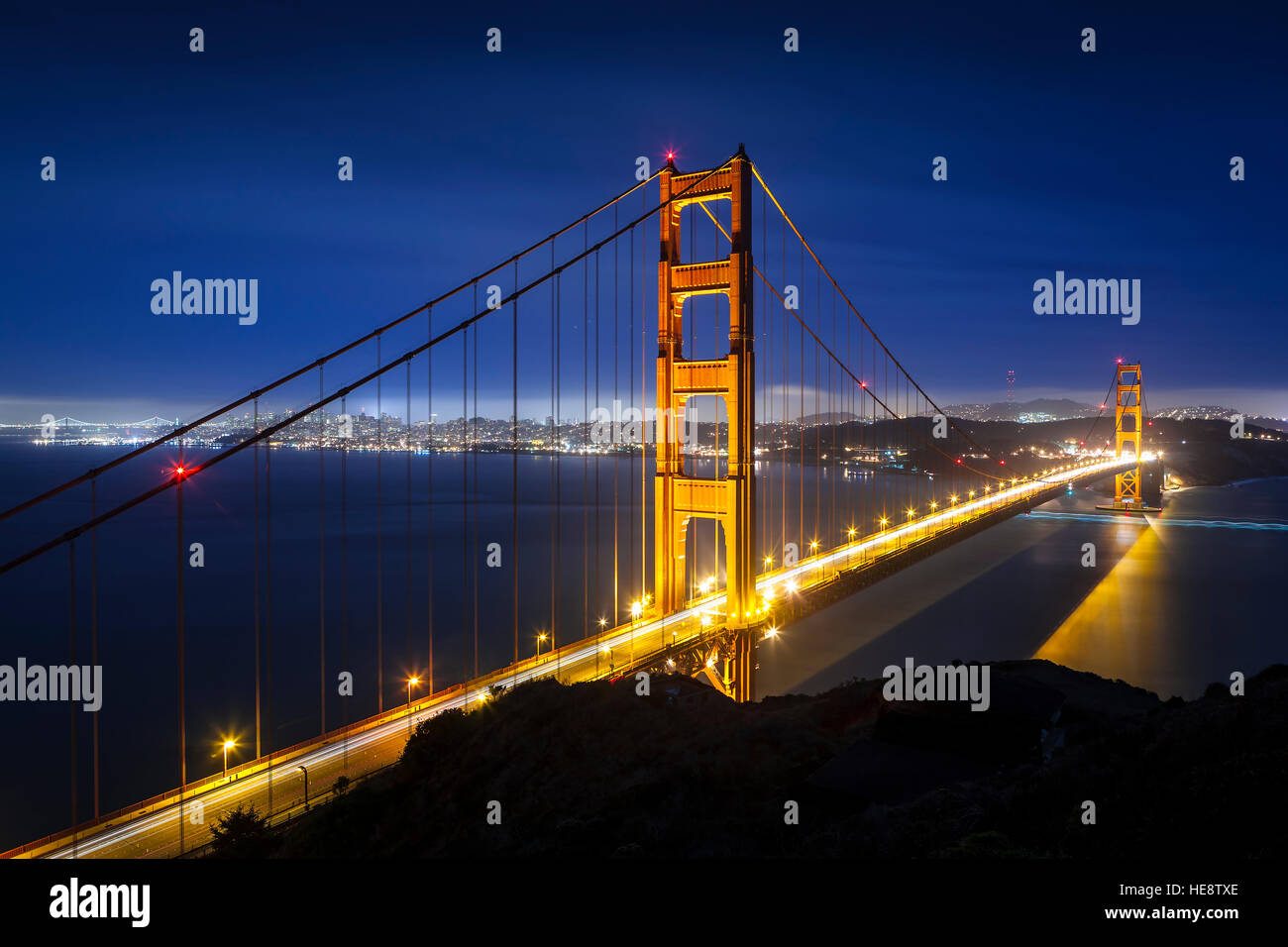 Golden Gate Bridge à San Francisco, en Californie dans la nuit avec un feu de circulation pédestre. Banque D'Images