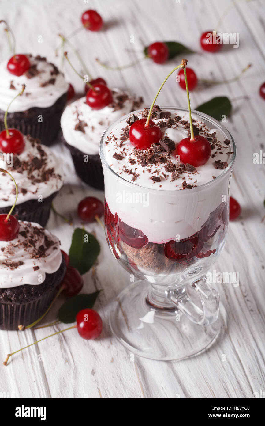 Forêt noire et cerise dessert cupcakes sur une table close-up. La verticale Banque D'Images