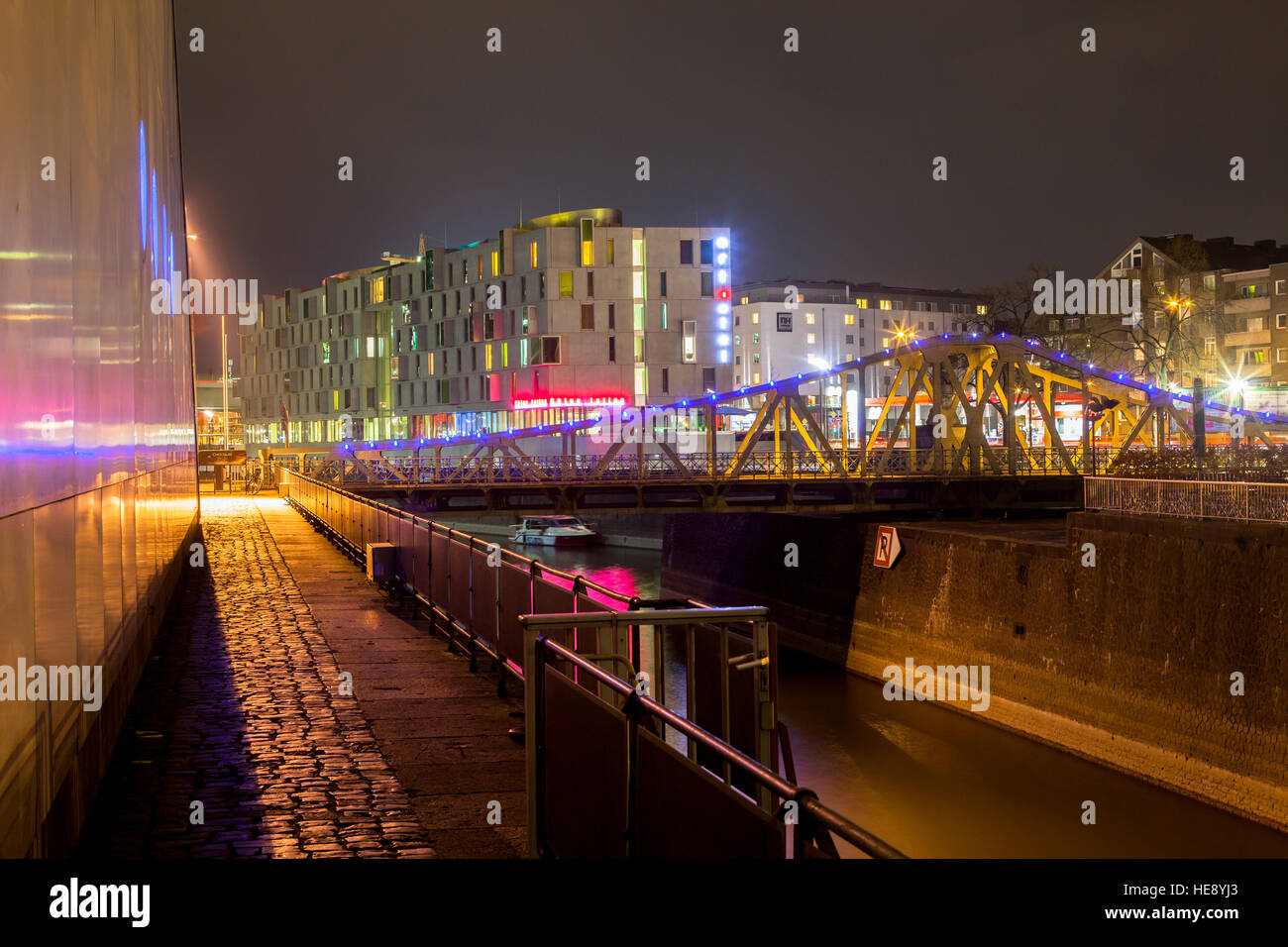 Allemagne, Cologne, le pont tournant à l'entrée du port de la Rheinau Harbour Banque D'Images