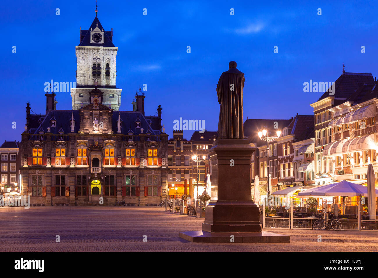 L'Europe, les Pays-Bas, l'Hollande, Delft, l'ancienne mairie au marché, Hugo Grotius monument Banque D'Images