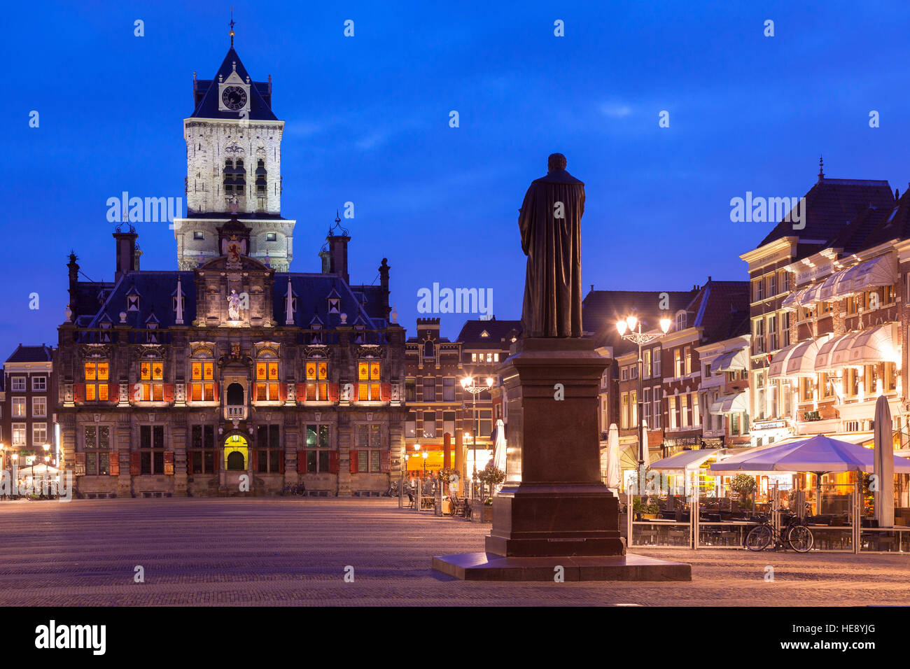 L'Europe, les Pays-Bas, l'Hollande, Delft, l'ancienne mairie au marché, Hugo Grotius monument Banque D'Images