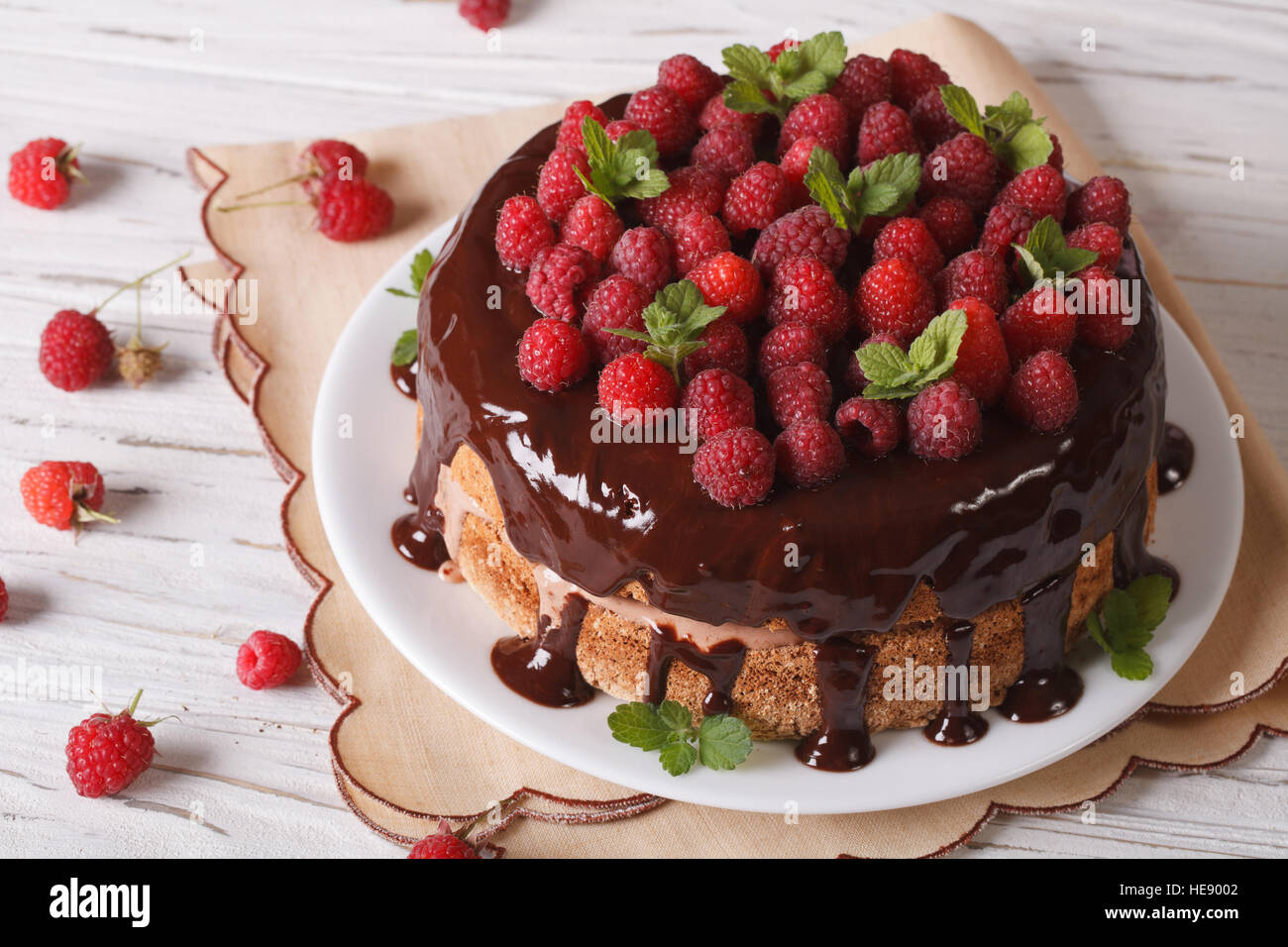 Gâteau mousse au chocolat et framboises fraîches sur la table horizontale. Banque D'Images
