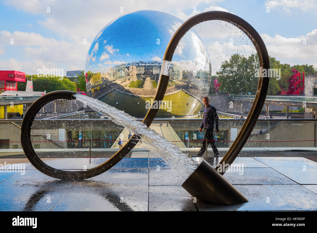 Paris, France - 15 octobre 2016 : l'anti gravitation sculpture à la Cité des Sciences et de l industrie dans le Parc de la Villette avec p non identifiés Banque D'Images