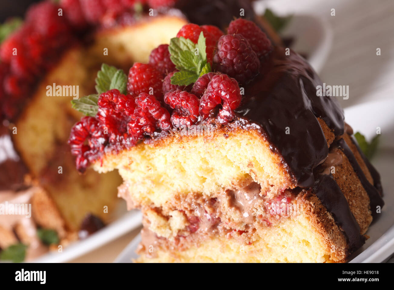 Un délicieux morceau de gâteau à la framboise sur une plaque horizontale de macro. Banque D'Images