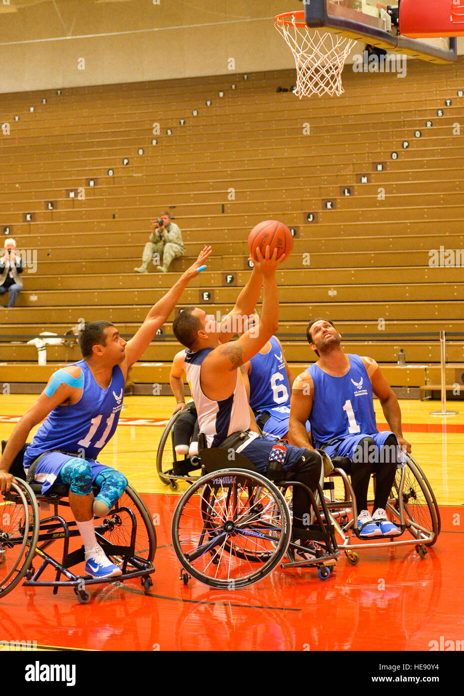 L'Armée de l'air et la marine s'affrontent dans le premier match de basketball en fauteuil roulant des Jeux 2014 Warrior le 29 septembre, 2014, à l'United States Olympic Training Center de Colorado Springs, au Colorado La Marine a remporté 38-19 et fera face à l'armée dans la ronde suivante. (U.S Air Force photo/Le s.. Costumes Devon) Banque D'Images