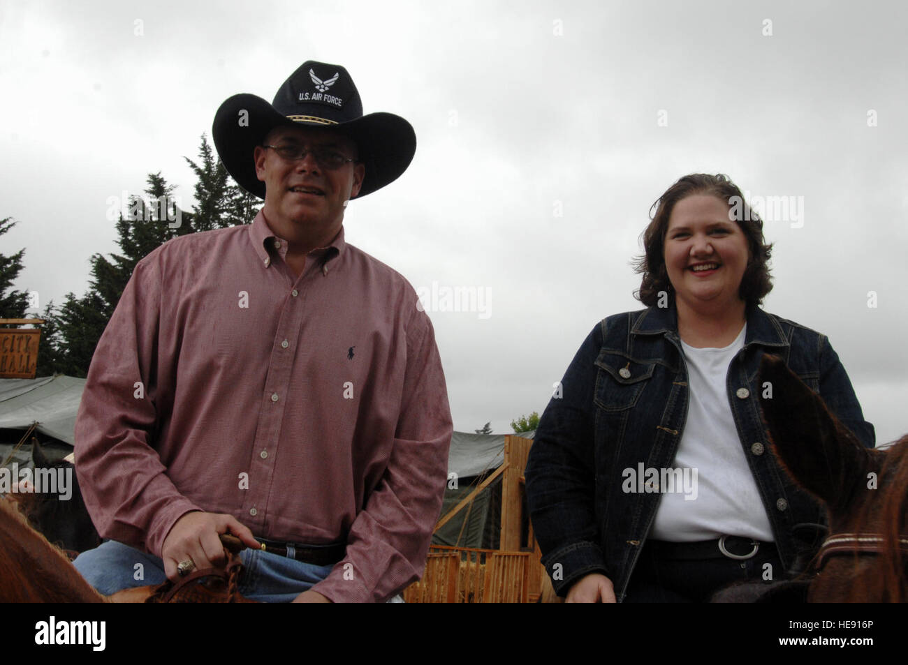 U.S. Air Force le Colonel Rick Moore et sa femme passer quelque temps à cheval au ranch de Suisse au cours de l'Air Mobility Command Rodeo 2011 à McChord Air Force Base le 17 juillet 2011. Rodeo est l'US Air Force et de l'Air Mobility Command international de premier plan de la lutte contre la concurrence des opérations de vol et des compétences visant à développer et améliorer des techniques, des procédures, et l'interopérabilité, tout en optimisant les partenariats pour la mobilité internationale et de renforcer la mobilité des opérations. Le s.. Jared Becker Banque D'Images