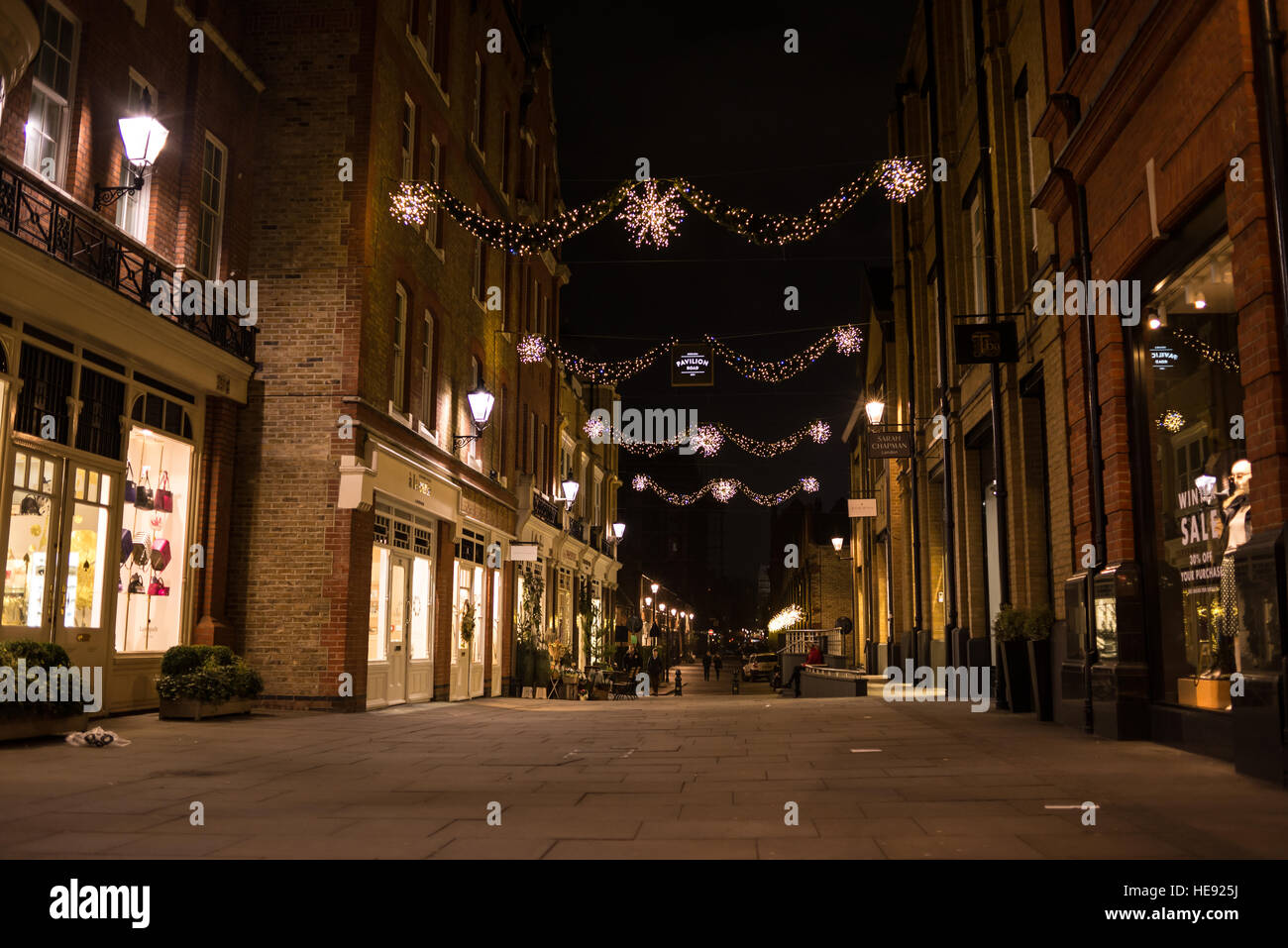 Vue de la nuit de la fin de la route piétonne pavillon avec lumière de Noël et décorations de vitrines à Chelsea Banque D'Images