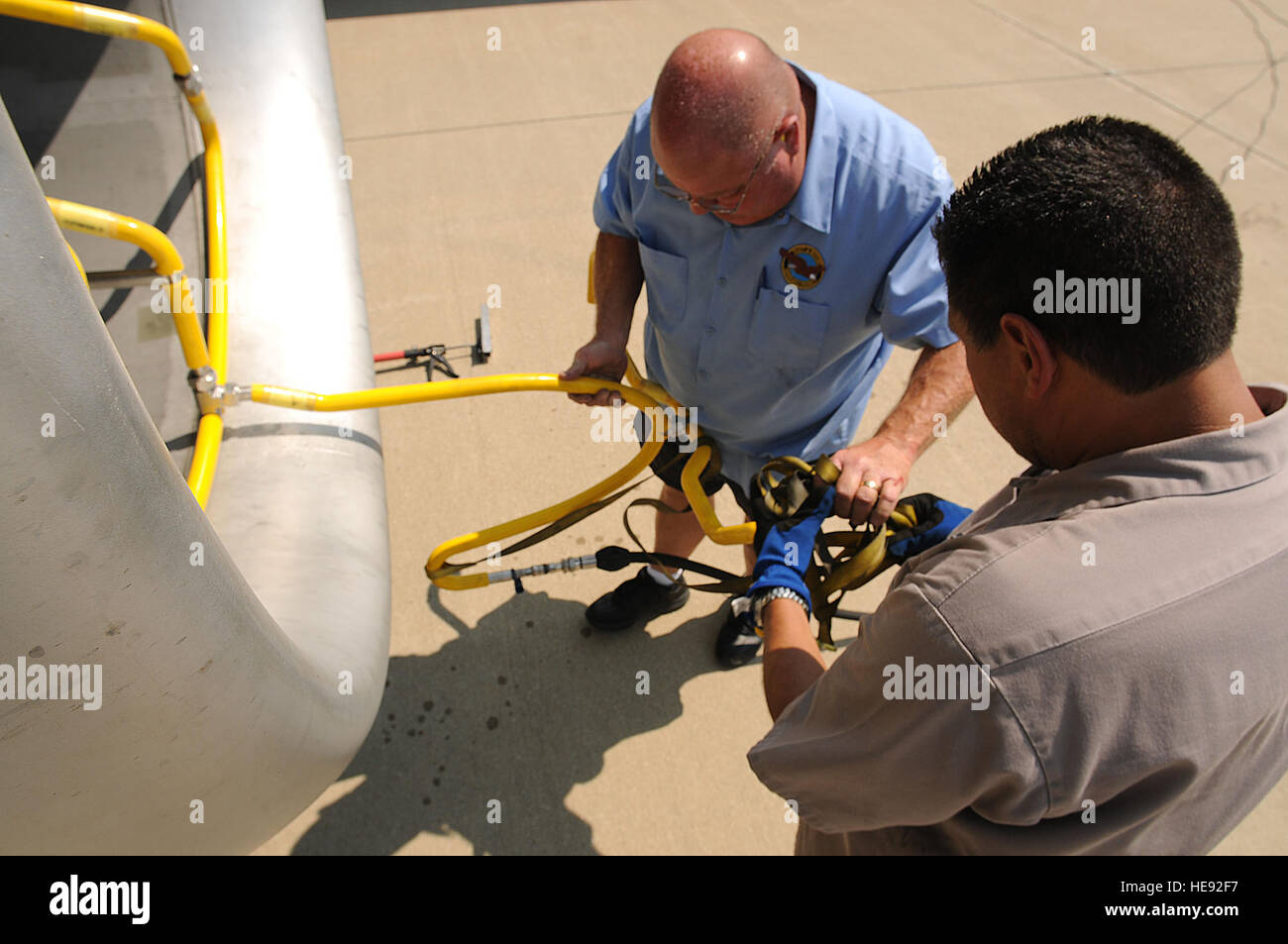 Mike Ashmore, gauche, et Philip Romero, Eco Wash membres de l'équipe de Pratt & Whitney, Dallas, installer le tuyau de lavage d'un système écologique à l'avant d'un CFM International CFM56 (F108 désignation militaire) sur un KC-135R Stratotanker à Scott Air Force Base, en Illinois, le 24 août. Le tuyau d'eau dans le moteur des pulvérisations et lavages off dépôts et construire ups. La 126e Escadre de ravitaillement en vol, l'Illinois Air National Guard, participait à la lavage de moteur comme une mesure de conservation de carburant. Lave-Le moteur devrait permettre de réduire la marge de température des gaz d'échappement de 5 à 6 degrés Fahrenheit d'e Banque D'Images