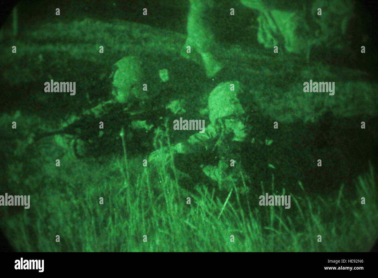 Des soldats américains affectés à la 173e Brigade aéroportée mener une opération d'assaut aérien sur une simulation lors de l'opération dans Wedrzyn Anakonda, Pologne le 11 juin. Anakonda 2016 est un exercice multinational dirigée par la Pologne, qui aura lieu en Pologne du 7 au 17 juin. Cet exercice implique plus de 31 000 participants forment plus de 20 nations. Le Sgt. Ashley en Banque D'Images