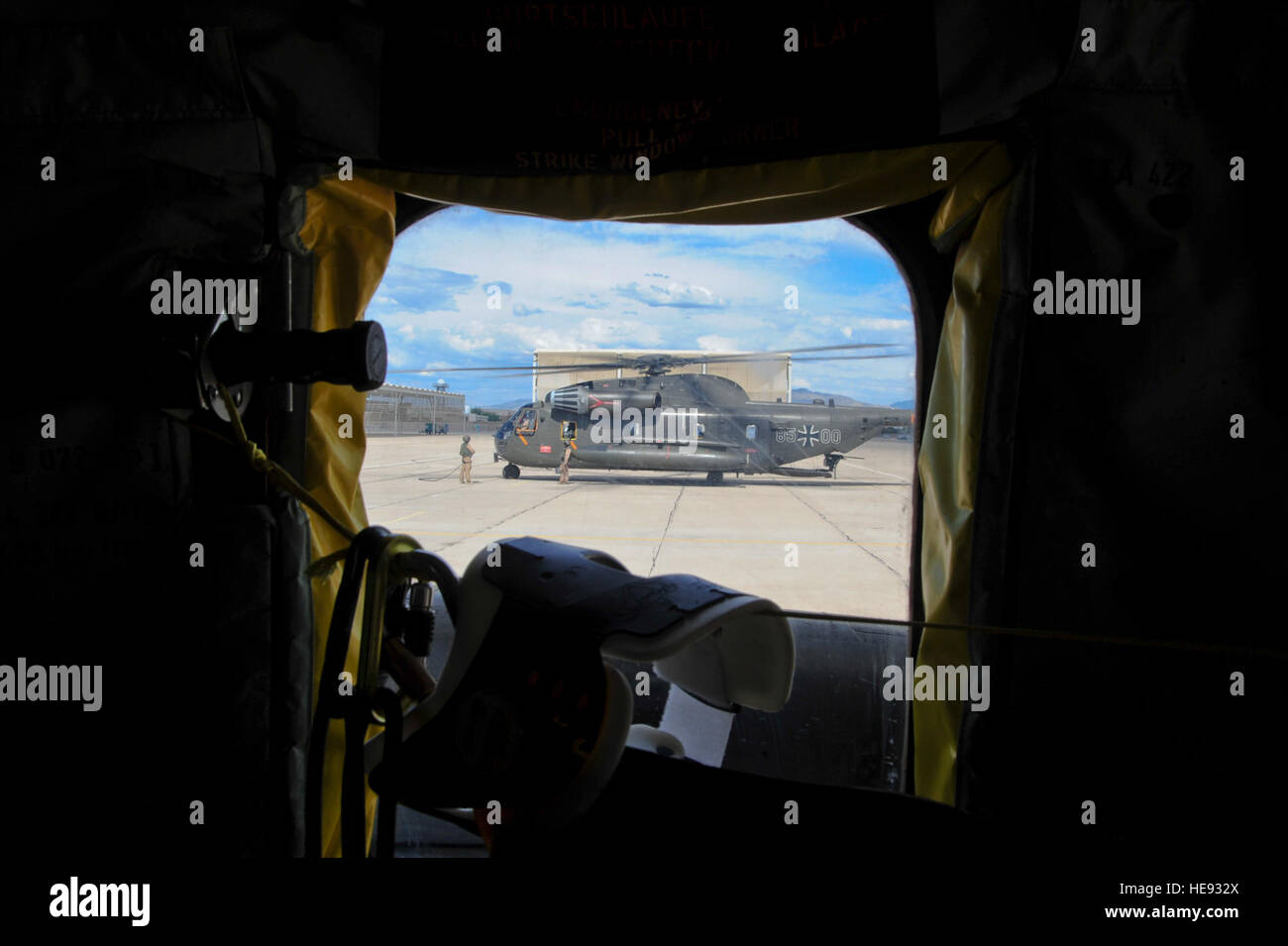 Une force aérienne de l'Allemagne CH-53GS est vu à travers une fenêtre de son homologue avant de décoller de la piste à la base aérienne Davis-Monthan Air Force Base, en Arizona, au cours de Angel Thunder 2015 Juin 7, 2015. Angel Thunder est le plus grand exercice de récupération du personnel. D-M a accueilli 11 pays partenaires et 9 interagencies avec un objectif commun de former le personnel des forces de récupération pour préparer, planifier, exécuter et de s'adapter pour des missions de sauvetage. Navigant de première classe Chris Massey Banque D'Images