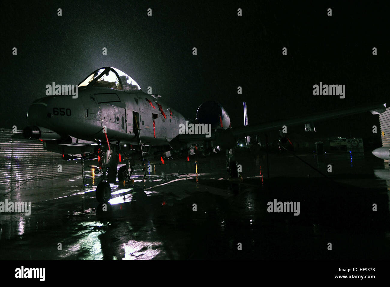 Un A-10 Thunderbolt II de la base aérienne Davis-Monthan Air Force Base aérienne de Bagram, en Afghanistan, sur le terrain, 7 décembre 2012. Alors que l'avion vole bas et proche de la bataille, les pilotes sont protégés par une armure en titane et renforcé les éléments de structure, ce qui permet à l'avion pour survivre à des tirs directs d'obus-haute et de projectiles explosifs. Chris Willis) Senior Airman Banque D'Images