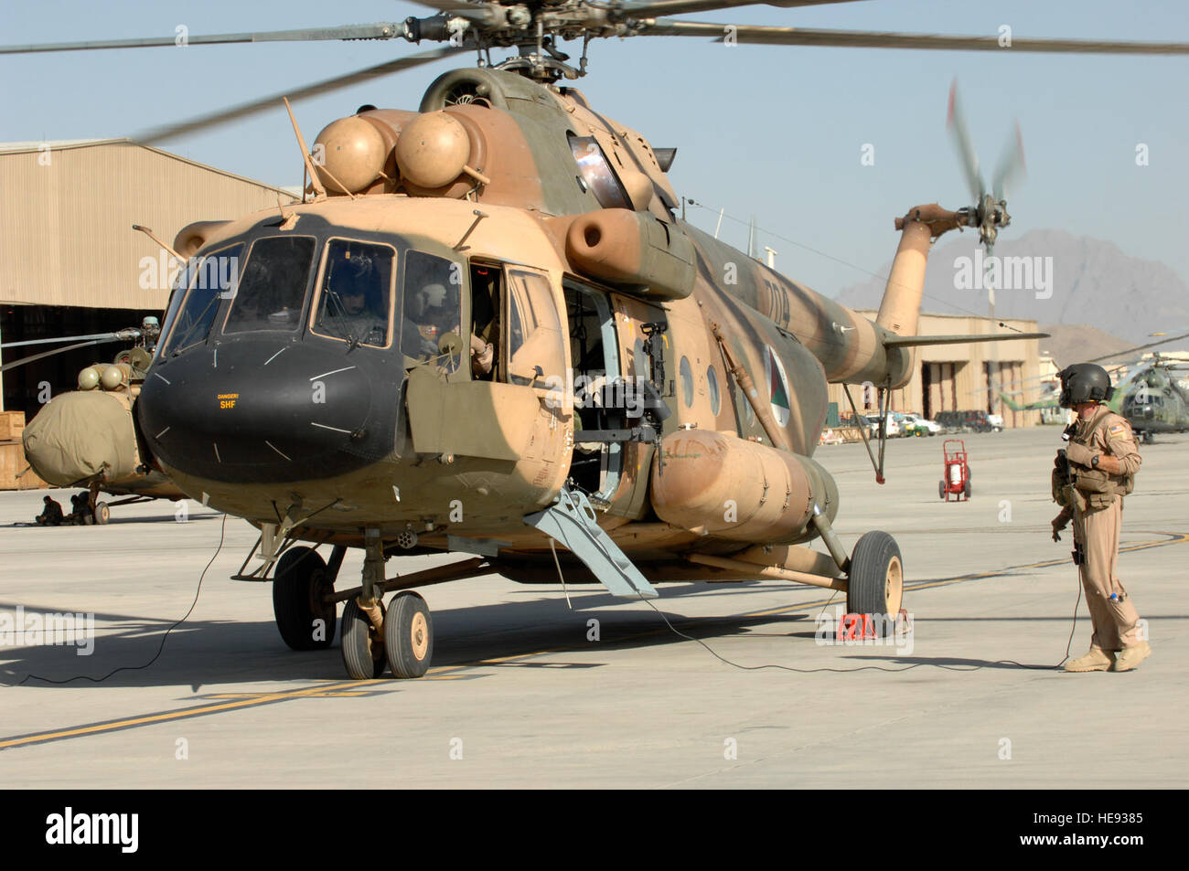 Un hélicoptère Mi-17 de l'Armée de l'air démarre ses moteurs en préparation pour un vol à l'aéroport international de Kaboul, le 24 septembre 2011. Les aviateurs de la coalition ici travaillent quotidiennement pour définir les conditions d'un professionnel, indépendant et entièrement opérationnel capable d'antigivrage. Le sergent Matthew Smith) Banque D'Images