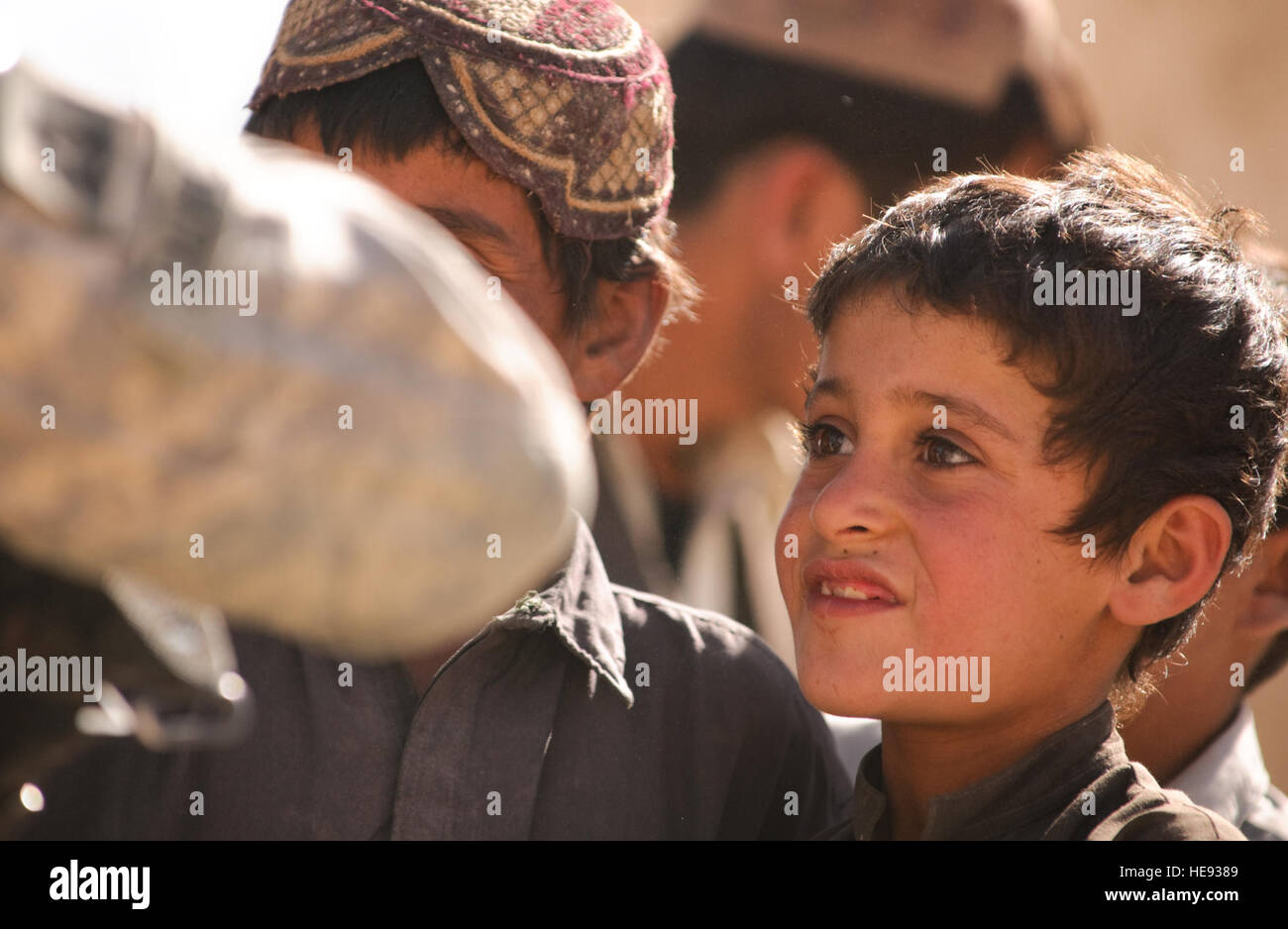 BASE D'OPÉRATION AVANCÉE BULLARD, Afghanistan -- Un jeune garçon Afghan parle à un soldat américain lors d'une shura près de la base d'opération avancée Bullard, Shah Joy District, province de Zabul, 2 septembre 2010. Joie Shah Abdul Qayum Chef de District a parlé à des aînés locaux sur la sécurité dans la région et les prochaines élections parlementaires provinciaux. Airman Senior Nathanael Callon Banque D'Images