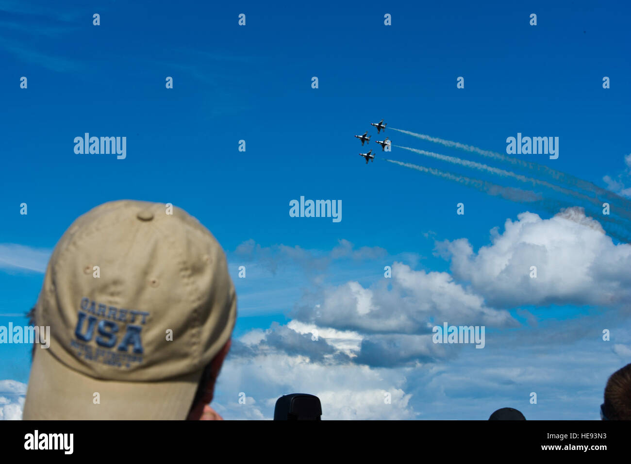 Un spectateur local bénéficie des vues et des sons tonitruantes faites par les Thunderbirds de l'Arctique à Thunder at Joint Base Elmendorf-Richardson, Alaska, le 26 juillet 2014. Arctic Thunder est un événement biennal organisé par JBER. Avec plus de 40 Force aérienne, Armée et civils actes aériennes et une foule de plus de 200 000 personnes, c'est le plus grand événement de deux jours dans l'état et l'une des premières démonstrations aériennes dans le monde. L'Arctique 2014 Thunder Open House est fière de faire partie de l'Ancrage Centenaire. Le s.. Jared Becker Banque D'Images