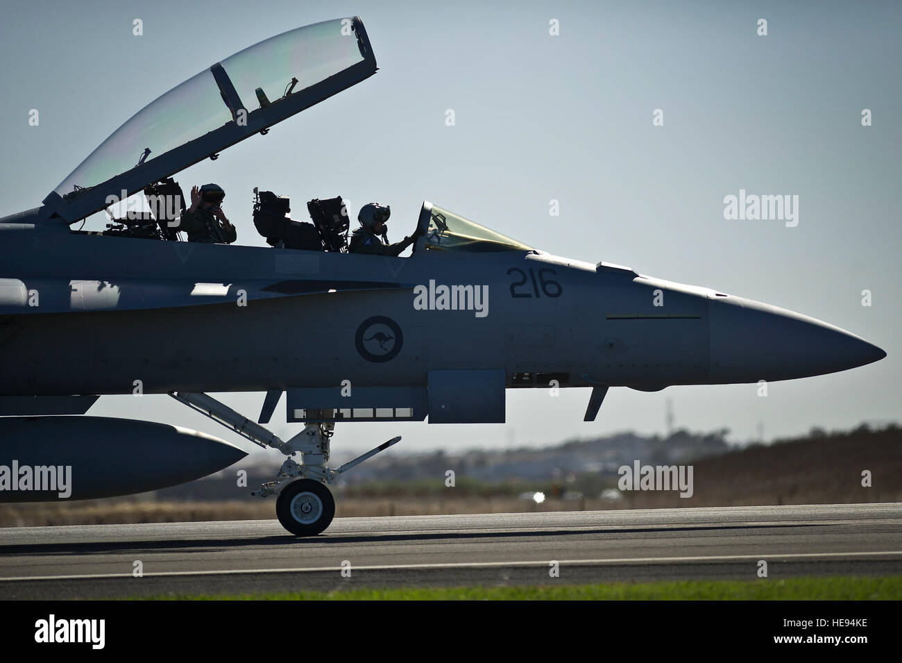 La Royal Australian Air Force F/A-18F Super Hornet en taxi après avoir effectué une démonstration aérienne pour un montant estimé à 180 000 spectateurs à l'Australian International Airshow, le 1 mars 2013, à l'aéroport d'Avalon à Geelong, en Australie. L'Australian International Airshow 2013 (AIA13) est organisé tous les deux ans, et est l'un des principaux salons internationaux dans le Pacifique. L'aéronautique devrait attirer 350 000 visiteurs et 500 exposants en vedette a la défense de 35 pays et est conçu pour renforcer les possibilités d'affaires dans le secteur de l'aviation internationale. Américaines du Pacifique (USPACOM) par Banque D'Images