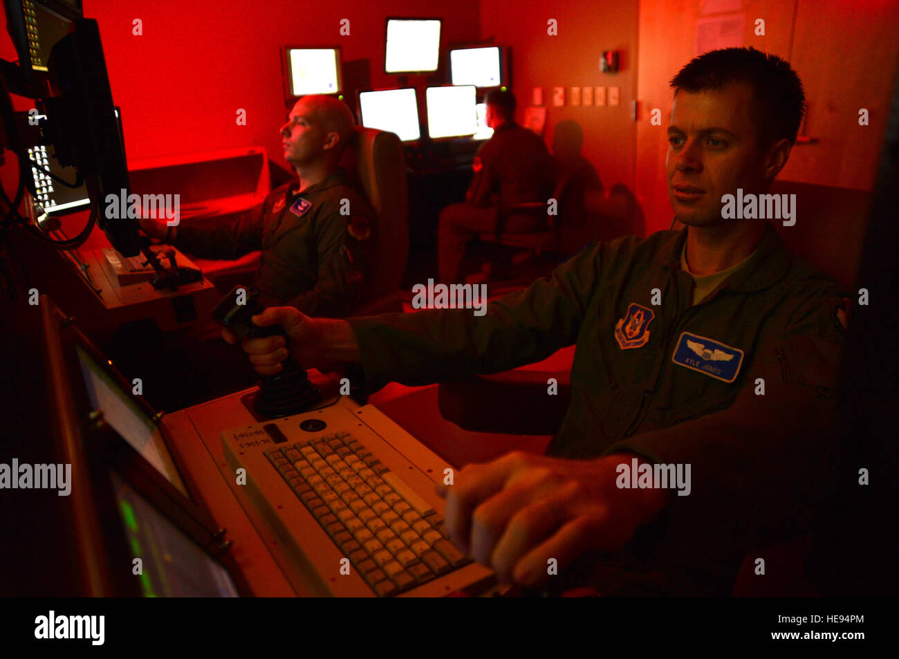 Un équipage d'aéronefs pilotés à distance, effectue une mission de formation simulée sur un MQ-9 Reaper à Creech Air Force Base, Nevada, le 8 mai 2014, l'équipage du 91e Escadron d'attaque, a récemment reçu le Trophée 2013 Grover Loening, une référence pour la nation dans son ensemble le programme de l'aviation en suspens. Le s.. N.-B.) Banque D'Images