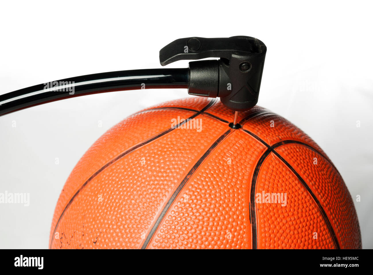 Basket-ball orange ronde et pompe à air Photo Stock - Alamy