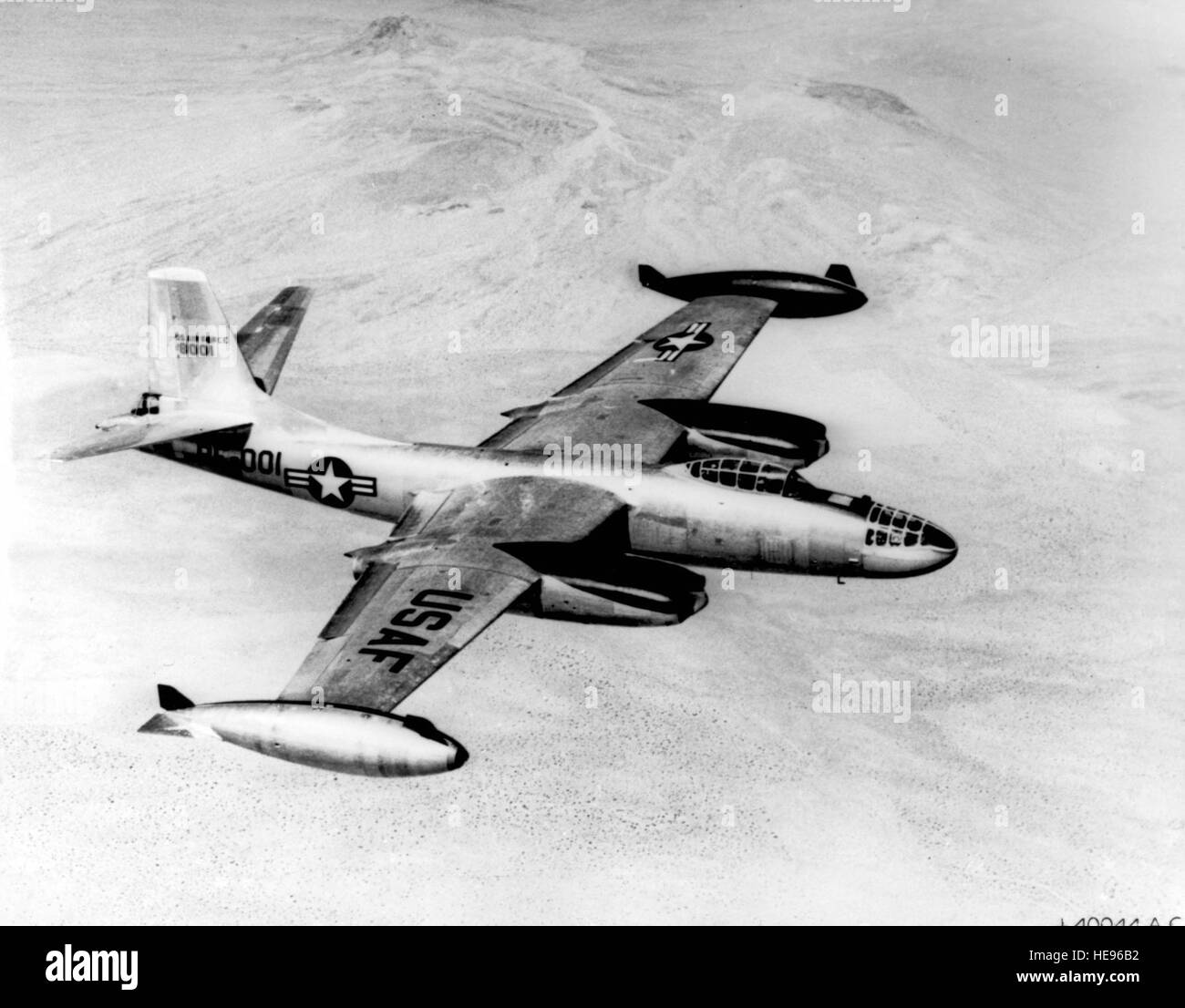 Le B-45C Tornado, une variante de char d'extrémité d'aile du B-45 nord-américain, augmente la portée opérationnelle de plus de 800 miles, transporte une charge utile de plus de 10 tonnes et est peint pour réduire l'éblouissement pour les missions tactiques. Banque D'Images