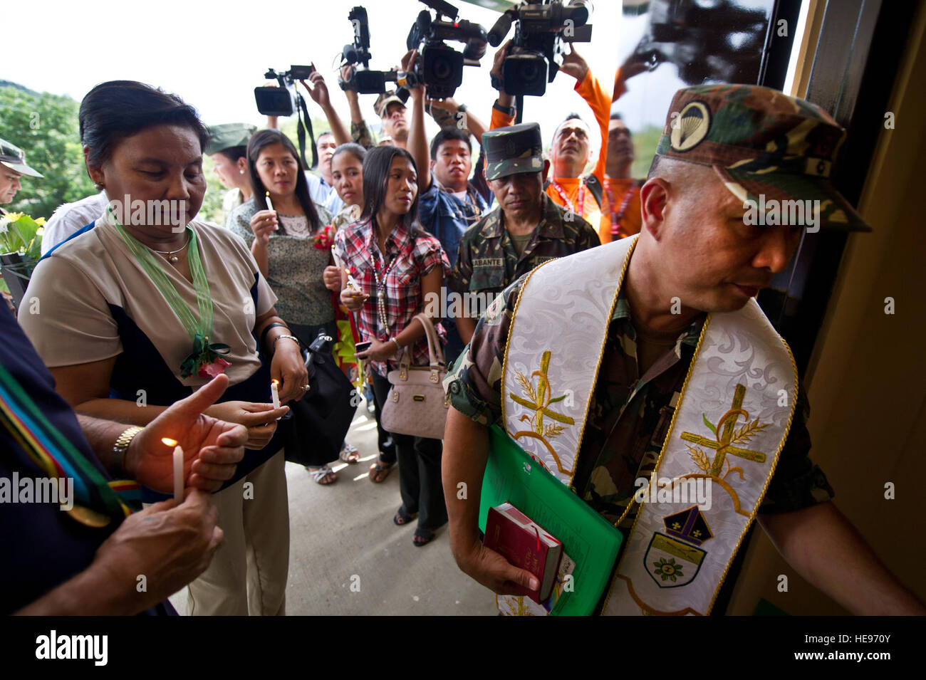 Un aumônier militaire Philippine effectue une cérémonie de bénédiction au cours de l'école élémentaire de Kandis III La cérémonie de dédicace, le 22 avril, à la ville de Puerto Princesa à Palawan, Philippines. Dans le cadre de Balikatan 2012, Philippine et service américain ont travaillé main dans la main pour construire un bâtiment de deux classes. Exercice Balikatan est un événement annuel de formation visant à améliorer la planification combinée, la préparation au combat, de l'aide humanitaire et l'interopérabilité entre les forces armées des Philippines et des États-Unis Banque D'Images