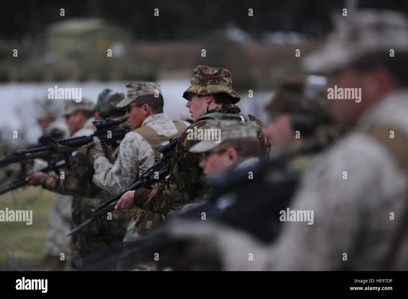 PUCKAPUNYAL, Australie - Les Marines américains stationnés à Quantico, en Virginie, Marine Corps Base Hawaii, Kaneohe Bay et à Okinawa, Japon participer à la baïonnette à la concurrence tout en Attaque au Camp Puckapunyal, l'Australie pour l'armée australienne 2011 maniement des armes Réunion (AASAM) le 15 mai. L'ensemble de la compétition a débuté le 9 mai et se termine le 19 mai et va un long chemin dans l'entretien de partenariats dans la région du Pacifique entre tous les pays concernés. Pays : Canada, France (FFNC), Indonésie, Timor Leste, Brunei, Pays-Bas, US Marines, la Papouasie-Nouvelle-Guinée, la Nouvelle-Zélande, Singapour, Malaisie, Thail Banque D'Images