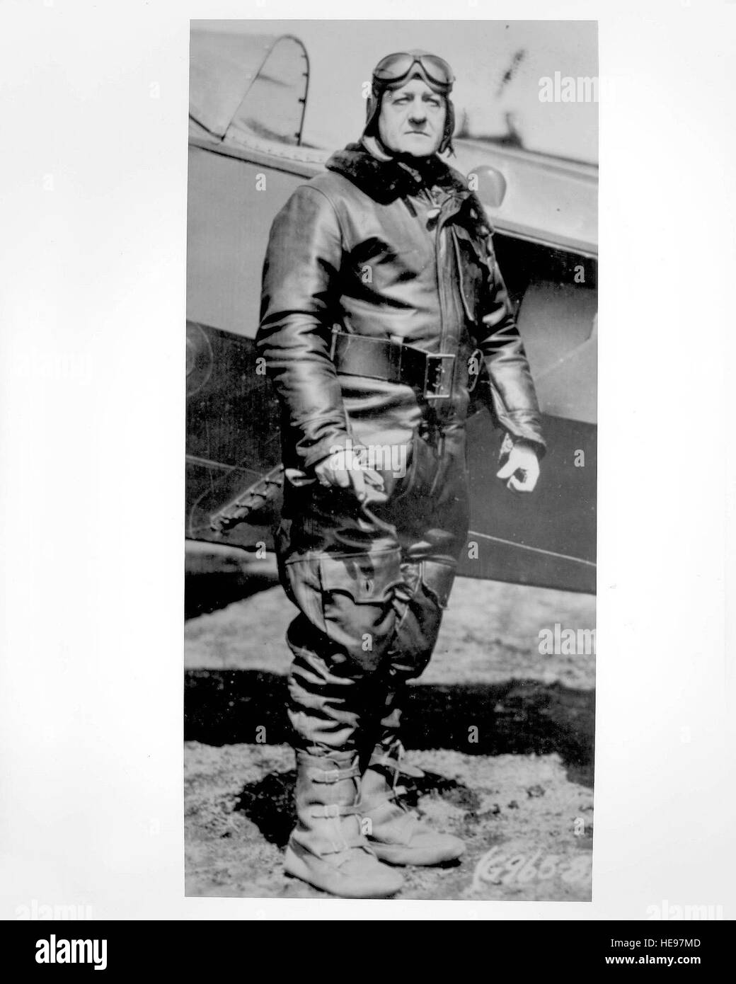 Le général Benjamin Foulois Delahauf. Transfert à Fort Sam Houston, San Antonio, Texas, en janvier 1910, le général Foulois était en charge de l'avion d'abord administré et utilisé au service de l'armée américaine. Il était le seul pilote, navigateur, observateur, instructeur et commandant de l'appareil plus lourd que l'air division de l'armée américaine de novembre 1909 à avril 1911, et fait de nombreuses améliorations mécaniques, repris plus tard dans les modèles d'avions. (U.S. Photo de l'Armée de l'air) Banque D'Images