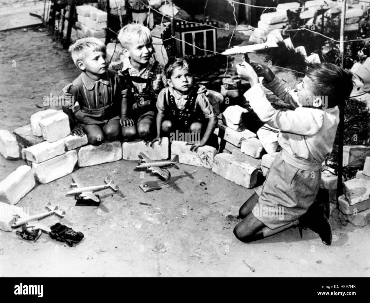 'Opération VITTLES" (Pont Aérien de Berlin) Berlin jeunes qui vivent près de la Base Aérienne de Tempelhof, où l'US Air Force avions de transport Transport aérien de décharger leurs fournitures, jouer à un jeu appelé 'Luftbrucke' (pont de l'air). Ils utilisent des avions américains modèle qui sont vendus en magasins de jouets allemand tout au long de l'ouest de Berlin. Banque D'Images