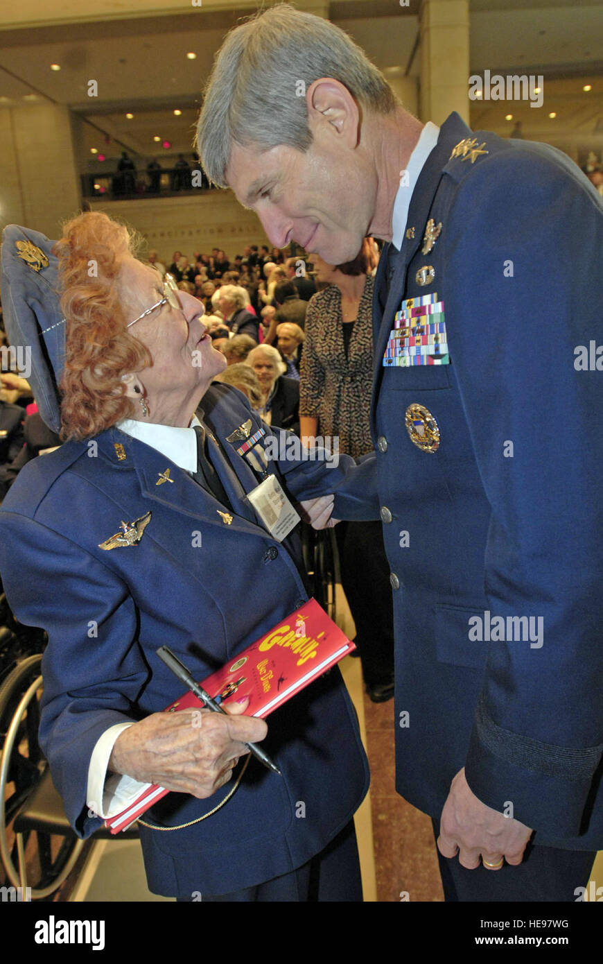 Betty, une femme Strohfus Mur Airforce pilote de Service du Minnesota, des entretiens avec le chef de la Force aérienne, le Général Norton Schwartz à la cérémonie de remise de la médaille d'or du Congrès au Capitole le 10 mars 2010. Plus de 200 guêpes ont assisté à l'événement, beaucoup d'entre eux portent leur seconde guerre mondiale uniforme. L'auditoire, qui a noté Mme Nancy Pelosi a été l'une des plus importantes dans la capitale et trop volumineux pour tenir dans la salle de l'émancipation, comprenait également leurs familles, ainsi que les familles de ceux qui sont morts depuis ou ne pourraient pas voyager. Le s.. J.G. Buzanowski) Banque D'Images