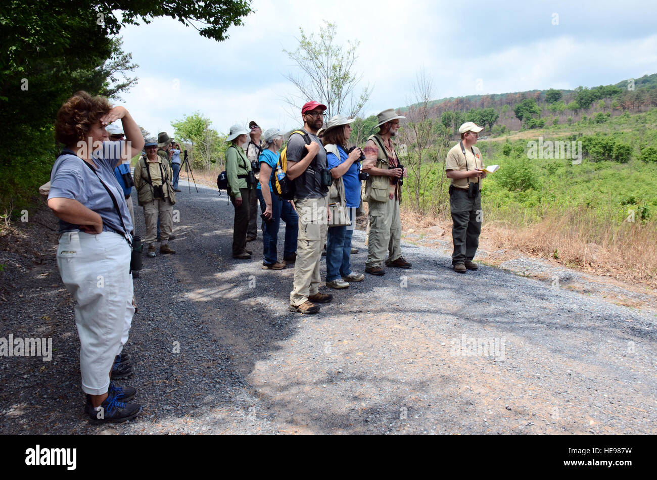 Les ornithologues amateurs prendre part à une marche dirigée par le personnel de la faune de l'installation, le 27 mai 2015. Fort Indiantown Gap en ce moment est l'habitat de 40 espèces de mammifères, 249 espèces d'oiseaux, 36 espèces de reptiles et d'amphibiens, 27 espèces de poissons et de nombreuses espèces d'invertébrés remarquables, y compris 83 espèces de papillons et 241 espèces de papillons. Cela comprend d'excellentes populations de cerfs, la Turquie, l'ours, le lynx roux, le lapin, l'écureuil, la truite sauvage, amphibiens, reptiles, petits mammifères et oiseaux chanteurs. L'installation couvre plus de 17 000 hectares, dont environ 1 000 hectares de broussailles et de chêne pitc Banque D'Images