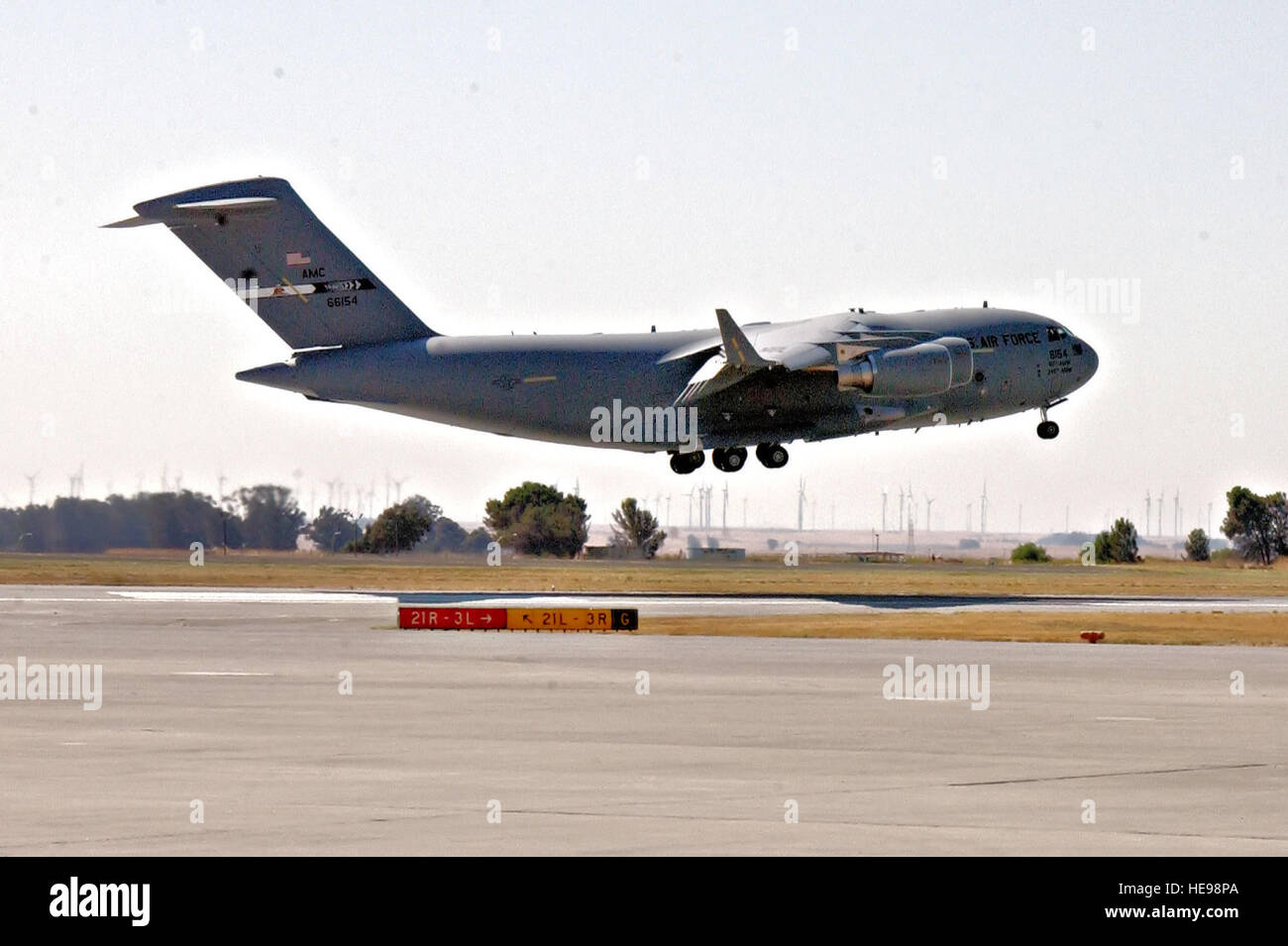 Travis Air Force Base's premier C-17 arrive sur station piloté par le major général Thomas P. Kane. Ce projet de loi C-17 est la première des 13 qui seront stationnés à Travis. Travis AFB, CA, US Air Force (parution M. David Cushman, GS-11) Banque D'Images