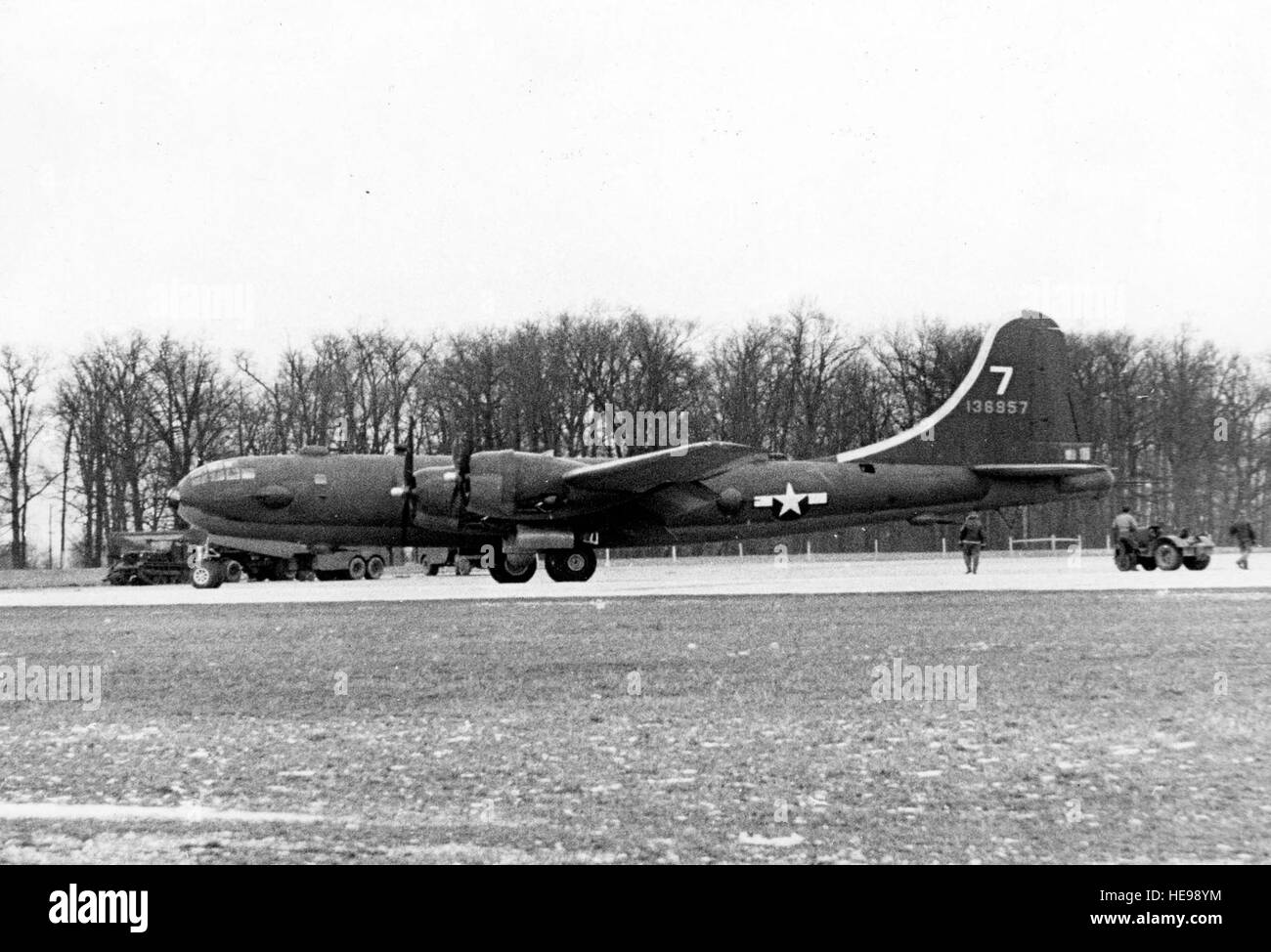 Boeing YB-29-BO (S/N 41-36957). Remarque Le nez a une tourelle à billes Erco avec lits-cal .50. des mitrailleuses, et l'ensemble du fuselage juste en dessous des armes et à l'arrière du poste de pilotage ont des lits-cal .50. mitrailleuses montées. (U.S. Photo de l'Armée de l'air) Banque D'Images