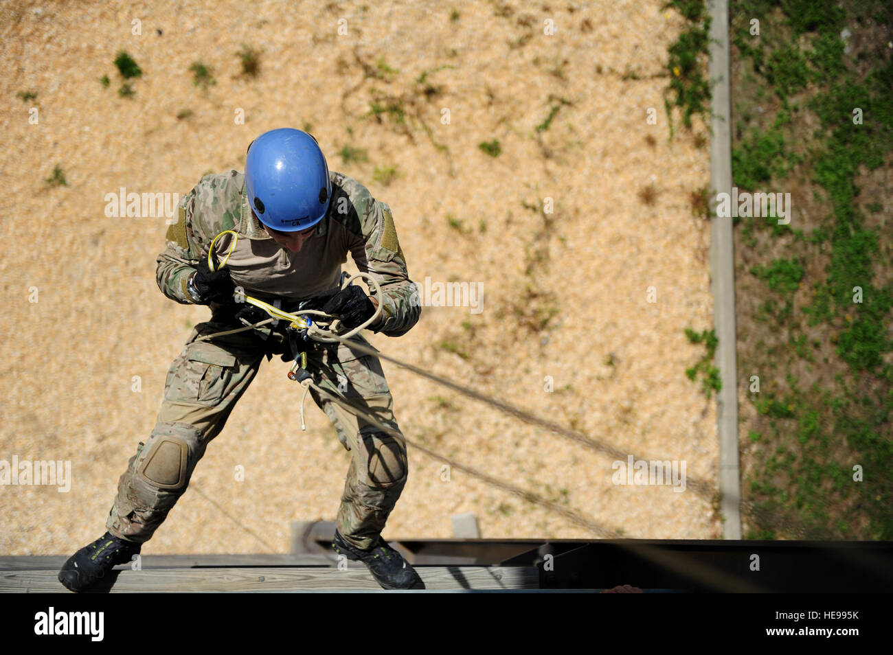 Le sergent de l'US Air Force. Ryan plus nuageux, un pararescueman (PJ) avec le 23e Escadron tactique spéciale, l'équipe rouge, les pratiques nouvelles techniques de descente en rappel sur Hurlburt Field, en Floride, le PJ's sont capables de déployer n'importe où dans le monde à tout moment via l'air, de la terre, ou la mer pour effectuer des missions de sauvetage. Leur devise 'que d'autres puissent vivre" réaffirme les PJ's engagement à sauver des vies et de l'abnégation. Navigant de première classe Matthew J. Bruch) Banque D'Images