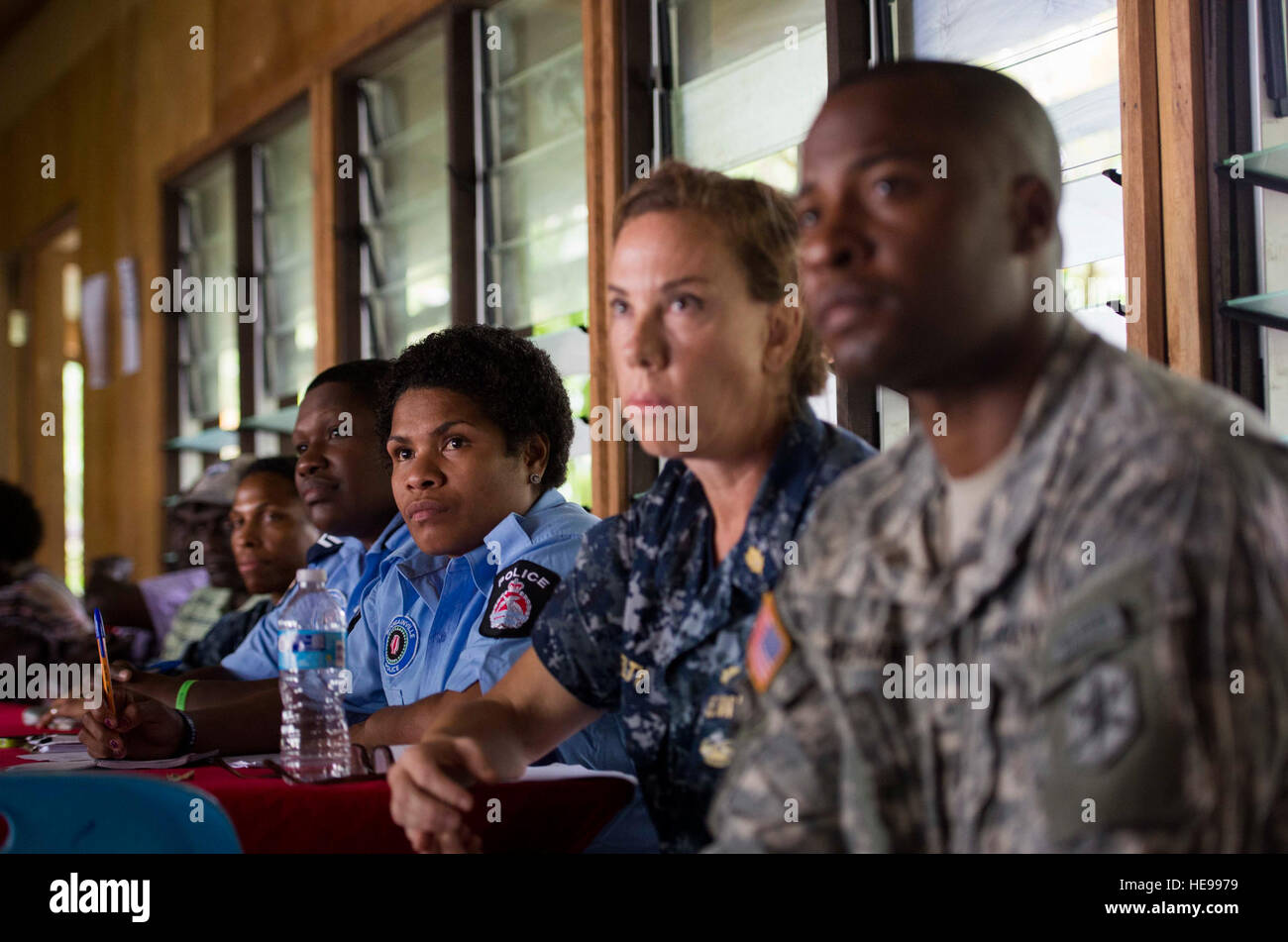 ARAWA, de la région autonome de Bougainville, en Papouasie-Nouvelle-Guinée (2 juillet 2015) Les dirigeants de Bougainville, le Royal Papouasie-Nouvelle-Guinée, et Pacific Partnership 2015 Mener un atelier de prévention de la violence familiale à l'Tuniva Centre d'apprentissage. Les dirigeants de Bougainville et le navire-hôpital USNS Mercy (T-AH 19) a mené l'atelier dans le cadre du Plan d'Action National sur les femmes, la paix et la sécurité. La miséricorde est en ce moment à la Papouasie-Nouvelle-Guinée pour sa deuxième mission port de PP15. Partenariat du Pacifique est dans sa 10ème itération et est la plus grande rencontre annuelle l'aide humanitaire multilatérale et doté Banque D'Images