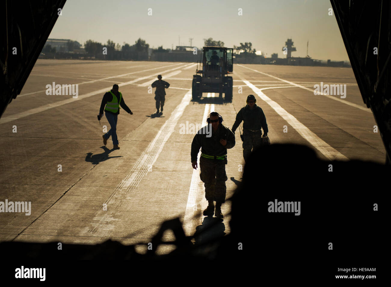 Les membres de l'Escadron port aérien de la Base Aérienne de Balad, préparer l'Iraq de se délester de l'équipement d'un 746e Escadron de transport aérien expéditionnaire C-130 Hercules au cours d'une mission de transport aérien à l'appui de l'opération nouvelle aube. L'équipage a déployé C-130 du 328e Escadron de transport aérien, Niagara Falls, NY, a transporté les Cincinnati Bengals cheerleaders et leurs équipements à l'Irak pour que les cheerleaders à effectuer pour les militaires. Banque D'Images