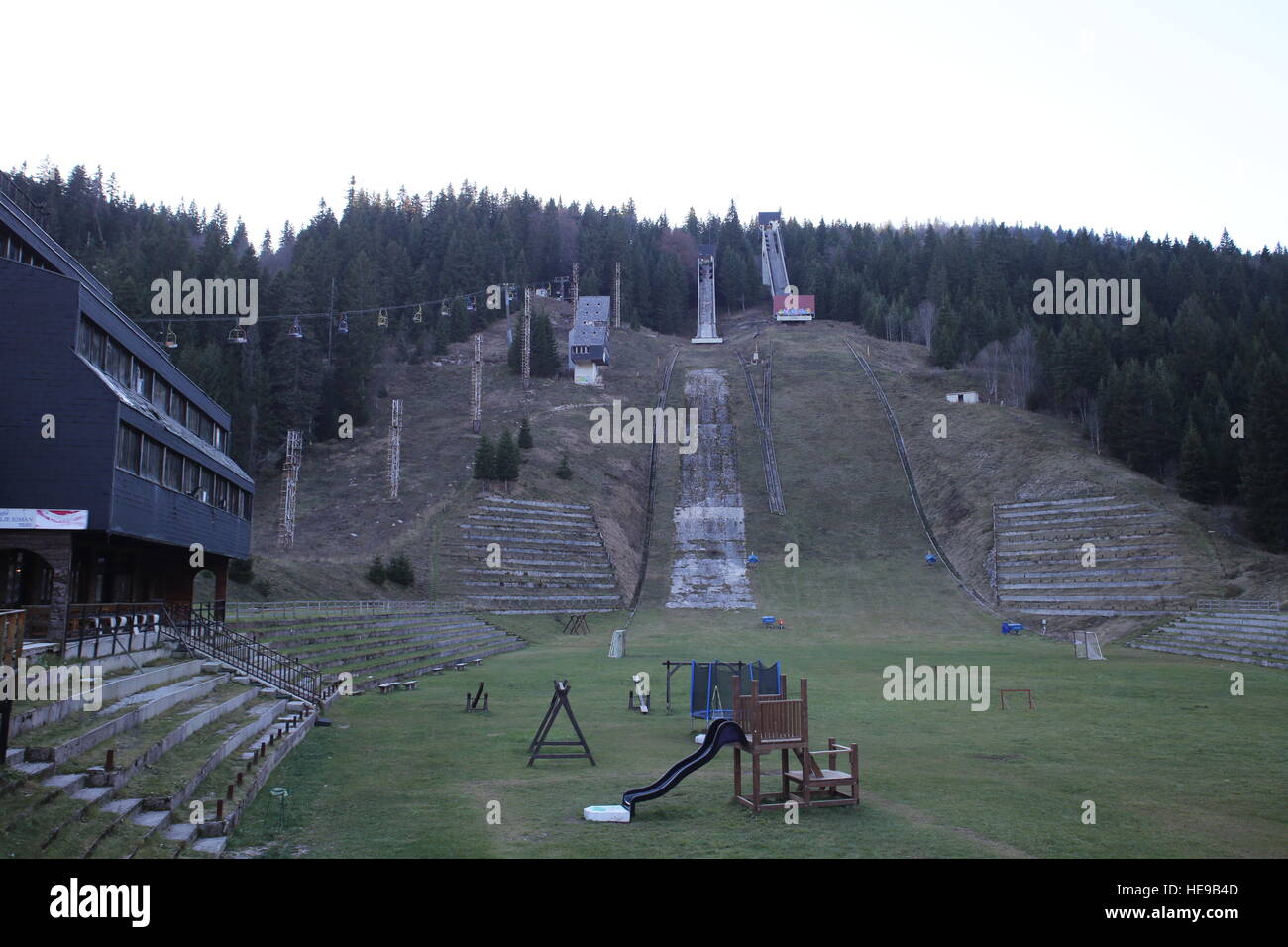 Le mont Igman, près de Sarajevo, l'emplacement de l'hiver de 1984 Jeux Olympiques, avec ses ski jump et Podium Banque D'Images