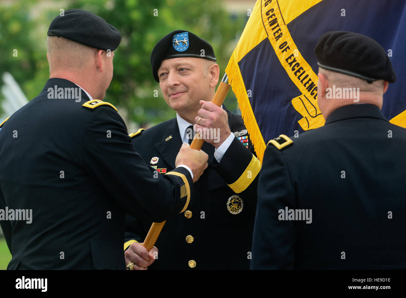 L'Armée américaine, le général Anthony Funkhouser, Centre de formation militaire initiale au nouveau commandant, prend le commandement au cours d'une cérémonie de passation de commandement à Fort Eustis en Virginie, le 2 juillet 2015. Funkhouser a pris le commandement du major général Ross Ridge, CIMT commandant sortant, à la suite d'une affectation en tant que le 95e commandant de la U.S. Army Engineer School. Airman principal Kimberly Nagle Banque D'Images