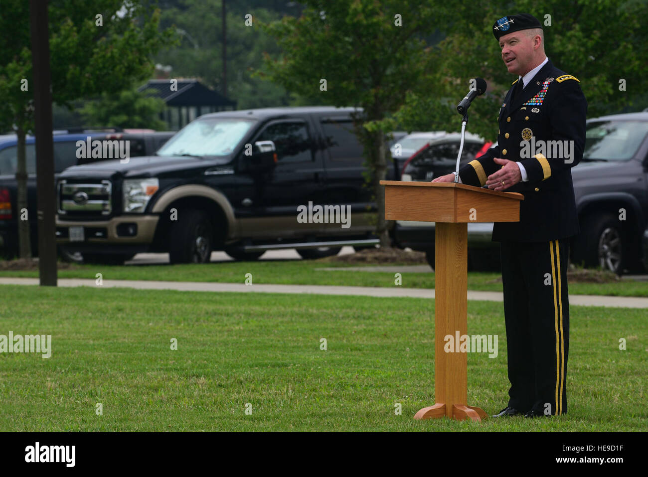 L'ARMÉE AMÉRICAINE Le Général David Perkins, U.S. Army Training and Doctrine Command commandant, prend la parole lors d'une cérémonie de passation de commandement à Fort Eustis en Virginie, le 2 juillet 2015. Perkins, l'hôte de la cérémonie, a parlé de la position du centre de formation militaire initiale commandant et son importance pour chaque soldat. Airman principal Kimberly Nagle Banque D'Images