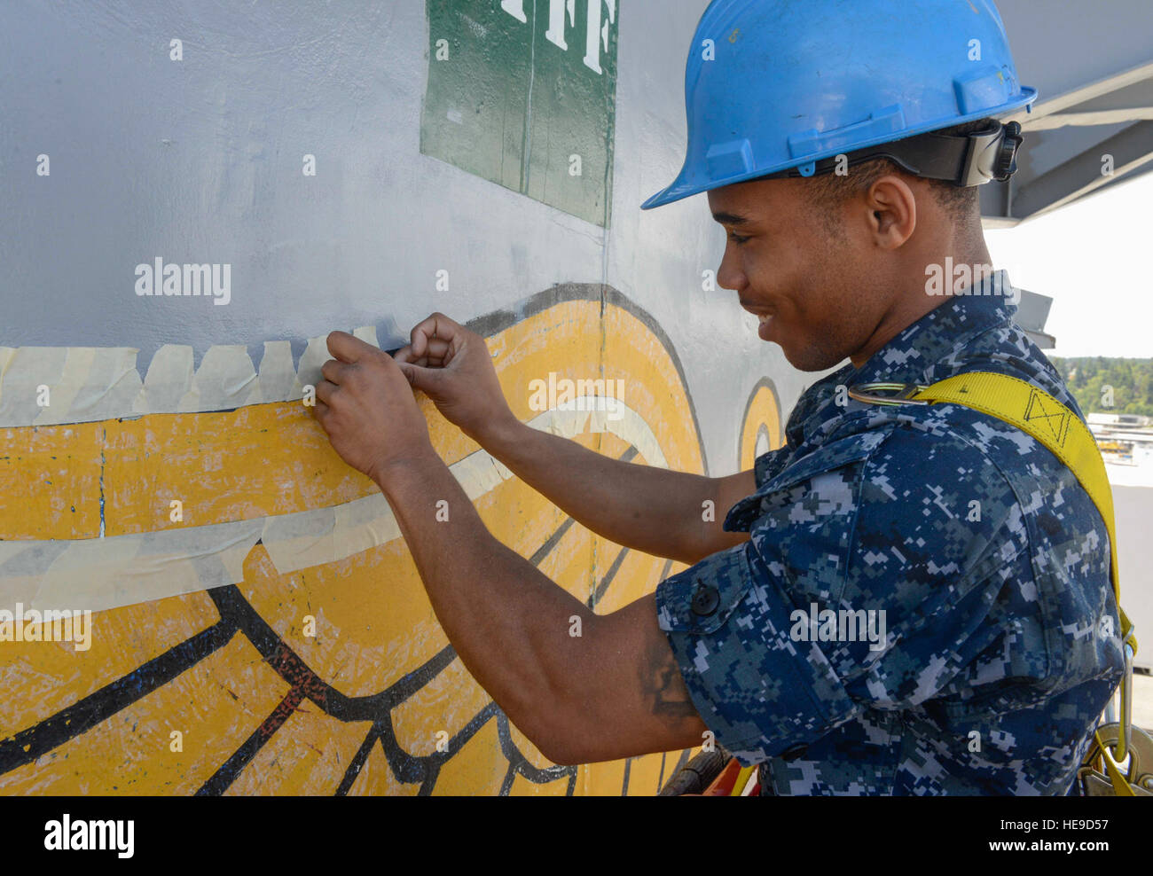 NAVAL BASE KITSAP-Bremerton, dans (20 juillet 2016) - Aviation maître de Manœuvre (manutention) Airman Devonte courte, originaire de Milwaukee, s'applique à la bande maître de Manœuvre Aviation insigne sur l'île du porte-avions USS Nimitz (CVN 68). Nimitz fait actuellement l'objet d'une extension de la disponibilité de l'entretien planifié des chantier naval de Puget Sound et l'Installation de maintenance de niveau intermédiaire, où le navire reçoit une maintenance planifiée et mises à niveau. Spécialiste de la communication de masse Seaman Apprentice Emily Johnston Banque D'Images