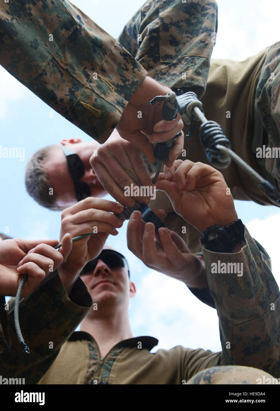 U.S Marines avec des Groupe de travail Maritime Aérien Au sol plus de bande uley noeuds pour un engin mine Claymore au cours advanced joint démolition à l'explosif à Arta formation complexe gamme, Djibouti, 30 décembre 2013. Le Corps des Marines et de la Marine ont fait équipe pour accroître leurs compétences de démolition, en faisant exploser des charges improvisée construit à partir de morceaux de matériel. Zarrella Senior Airman Tabatha Banque D'Images