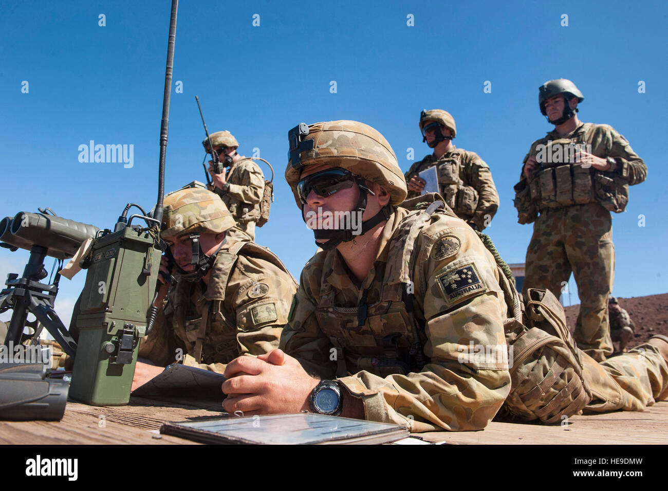 L'armée australienne Bdr. Michael Krek, Artillerie royale australienne (RAA) commandant d'équipe de tirs interarmées, observe une zone cible d'un poste d'observation avec d'autres membres de l'AAE lors d'un incendie dans le cadre du soutien à l'exercice Rim of the Pacific (RIMPAC) 2014. Les membres du Service des Marines des États-Unis, de l'armée australienne, de la Nouvelle-Zélande et de l'Armée de l'Armée canadienne, ont travaillé ensemble au cours de l'exercice pour coordonner les attaques aériennes et de mortier pendant le scénario. Vingt-deux nations, 49 navires, 6 sous-marins, plus de 200 avions et 25 000 personnes participent à l'EXERCICE RIMPAC du 26 juin au 1 août et en un Banque D'Images