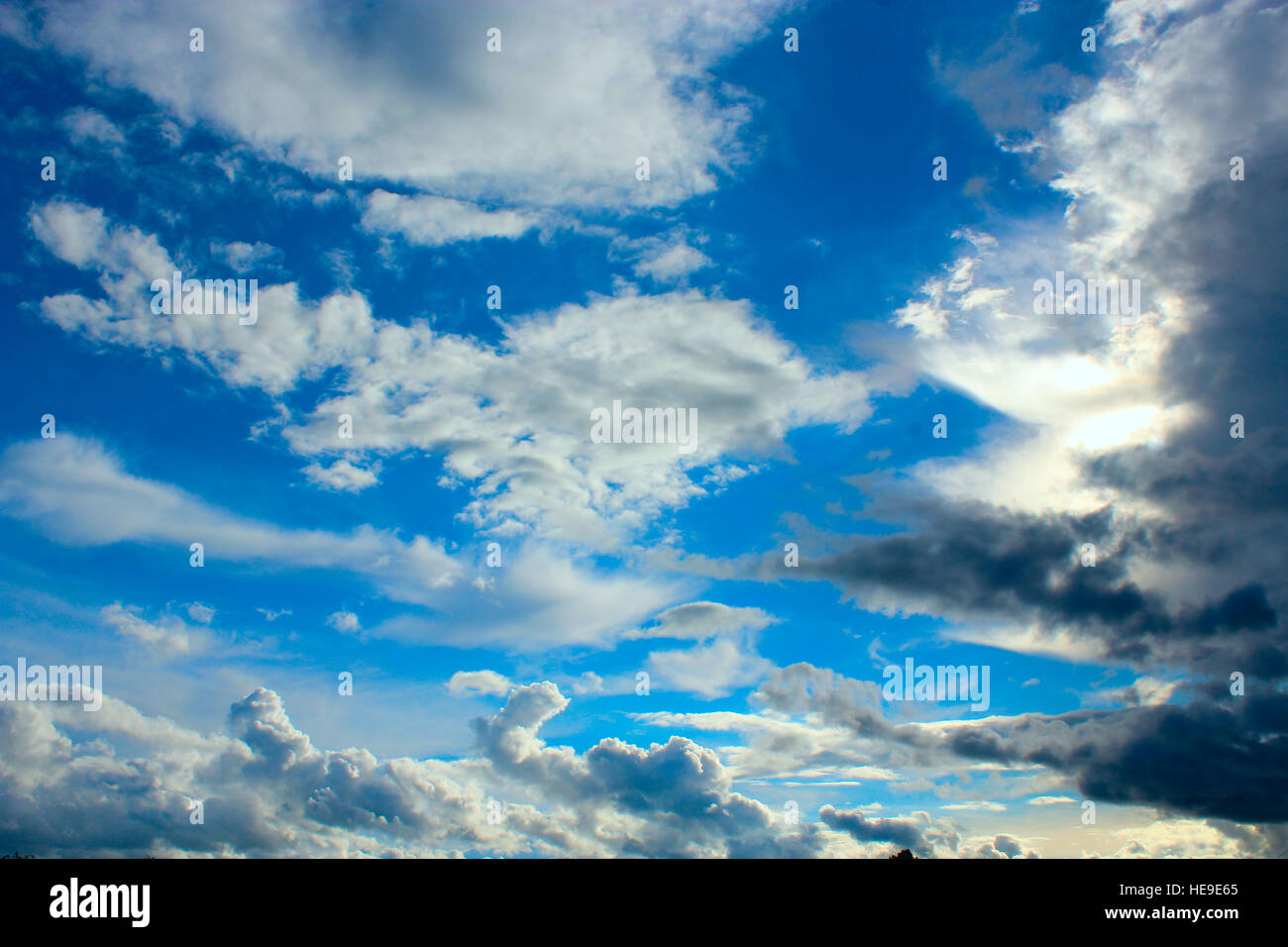 De beaux nuages blancs sur fond de ciel bleu Banque D'Images