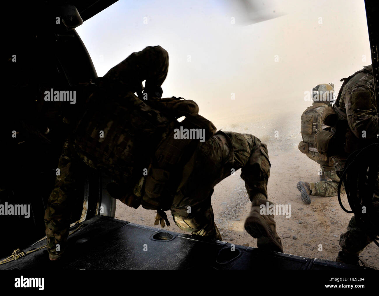 U.S. Air Force pararescuemen, affecté à la 46e Escadron de sauvetage expéditionnaire, de mener une mission de formation dans un HH-60G Pave Hawk, affecté à la 26e QRE, près de l'aérodrome de Kandahar, Afghanistan, le 29 octobre 2012. Les deux unités ont fourni l'évacuation médicale en charge de la province de Kandahar, dans le sud de l'Afghanistan. Le s.. Lancaster d'argile) Banque D'Images