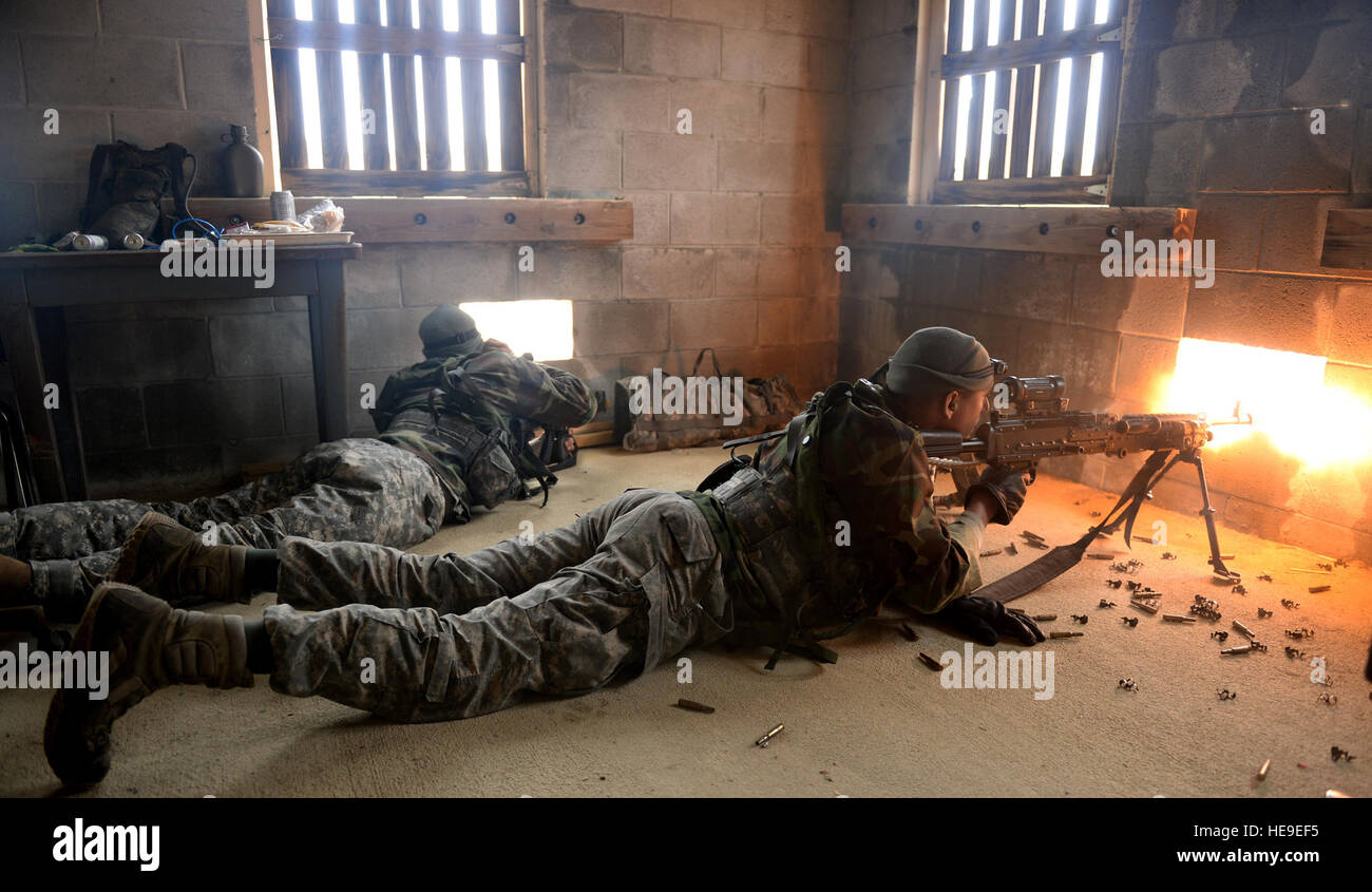 Les soldats de la Compagnie Charlie, 1er Bataillon, 3e Régiment d'infanterie américaine à Fort Myers, Va., vêtus de tenues de combat, agir en tant que forces de l'opposition pour la 2e Brigade Combat Team, 82e Division aéroportée, à Fort Bragg, Caroline du Nord, au cours de l'exercice d'intervention mondiale multinationale interarmées, l'accès opérationnel Exercice 15-01 à Fort Bragg, le 16 avril 2015. CJOAX 15-01 est un 82nd Airborne Division bilatérale dirigée par l'événement de formation à Fort Bragg, Caroline du Nord, du 13 au 19 avril à partir de 2015. C'est le plus grand exercice du genre tenue à Fort Bragg en près de 20 ans et démontre l'interopérabilité entre U Banque D'Images