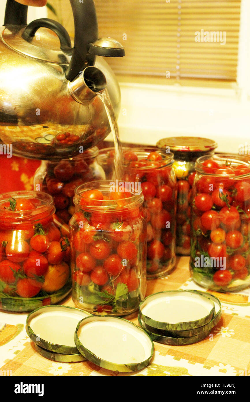 Processus de préservation des tomates en pots d'inondation par l'eau bouillante Banque D'Images