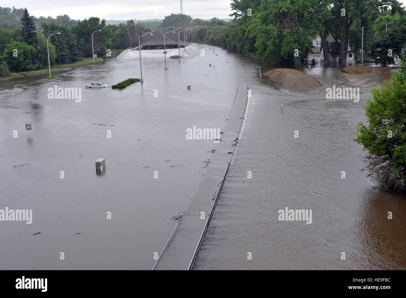 La scène de l'intérieur du système de digues autour de Minot laisse peu de doute quant à l'effet dévastateur des crues sur les maisons ici, le 24 juin. Avec les niveaux d'eau continue d'augmenter et le barrage du lac Darling augmentant le débit d'eau qu'elle publie à 29 000 pieds cubes par seconde, de nombreux autour de Minot me demande quelle partie de la ville devra être évacuée et combien de personnes vont être laissés sans une maison. Banque D'Images