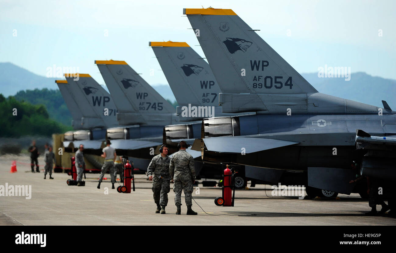 Aviateurs de la 80e Unité de maintenance d'aéronefs d'effectuer des inspections pré-vol sur F-16 Fighting Falcon du 80e Escadron de chasse à Jungwon Air Base, République de Corée, au cours de l'aile Buddy 15-6, Juillet 10, 2015. Dans un effort visant à renforcer la capacité de combat des États-Unis et ROKAF Buddy, formation de l'Escadre sont organisées plusieurs fois tout au long de l'année sur la péninsule d'aiguiser l'interopérabilité entre les forces alliées afin que, si besoin est, ils sont toujours prêts à se battre comme une force combinée. Le s.. Nick Wilson Banque D'Images