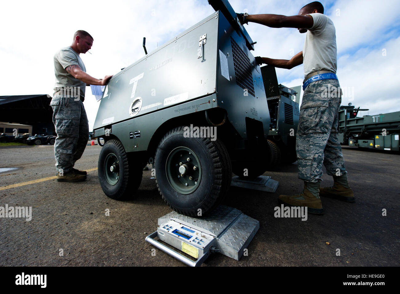 Le sergent de l'US Air Force. James Cain et Senior Airman Kavion Bryan, les deux Joint Task Force-Port porteurs de l'antenne d'ouverture de la 621e Escadre d'intervention d'urgence stationné à Joint Base McGuire-Dix-Lakehurst, N.J., préparer la FOI-PO cargo pour re-déploiement à l'Aéroport International Roberts, République du Libéria, au cours de l'opération United Assistance, le 7 novembre 2014. Suo est une opération du Ministère de la Défense au Libéria pour fournir la logistique, de la formation et du soutien technique à l'Agence des États-Unis pour le développement international, a dirigé les efforts visant à contenir l'épidémie du virus Ebola en Afrique de l'ouest. Le s.. Gustavo Gonzal Banque D'Images